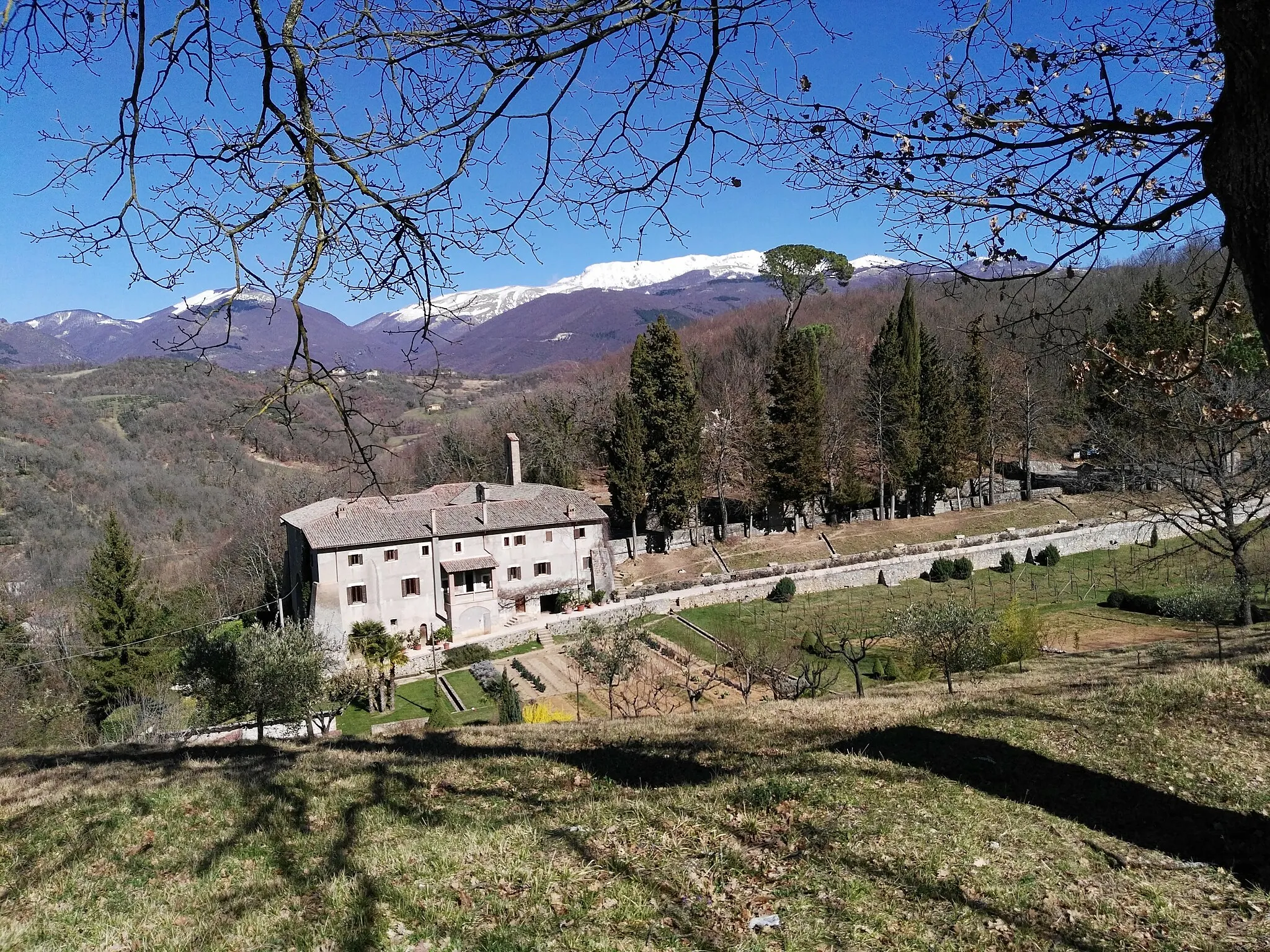 Photo showing: panoramica del santuario nello sfondo il Monte Terminillo innevato