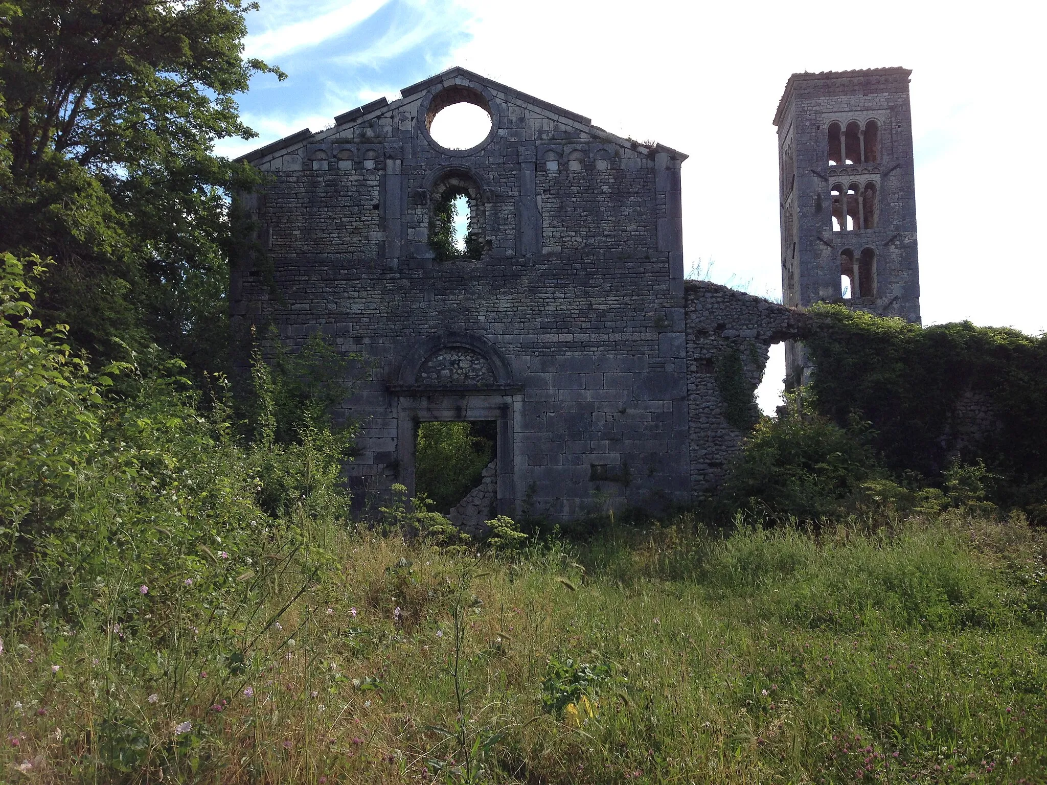 Photo showing: La chiesa di S.Maria del Piano fu edificata nell'817 da Carlo Magno come ringraziamento alla madonna per la vittoria riportata contro i saraceni.Considerata una delle più antiche chiese abbaziali d'italia,la chiesa,retta dai monaci benedettini in passato ebbe notevole importanza.