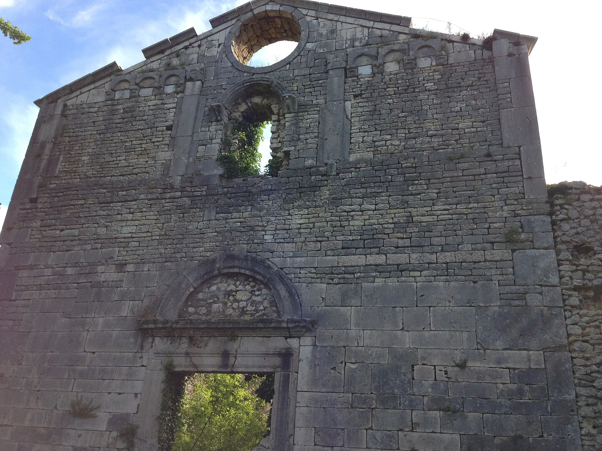 Photo showing: La chiesa di S.Maria del Piano fu edificata nell'817 da Carlo Magno come ringraziamento alla madonna per la vittoria riportata contro i saraceni.Considerata una delle più antiche chiese abbaziali d'italia,la chiesa,retta dai monaci benedettini in passato ebbe notevole importanza.