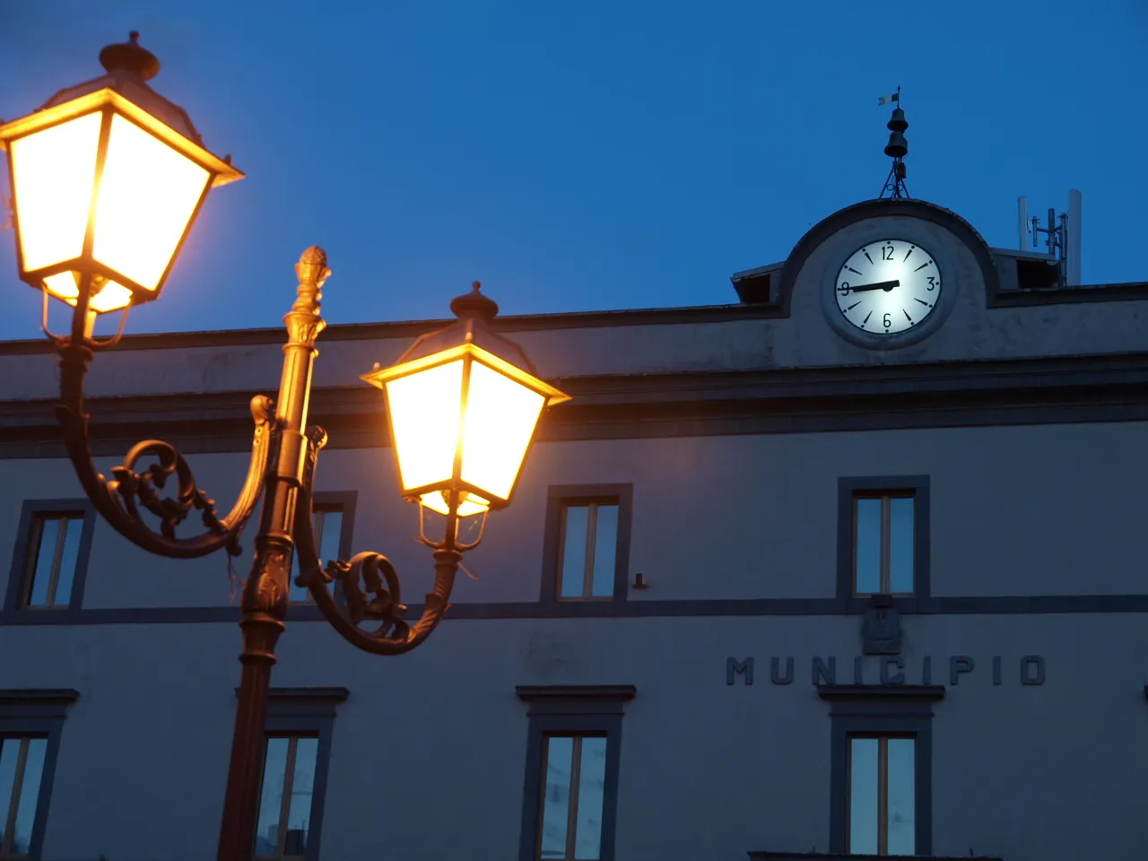 Photo showing: Castel Giorgio, palazzina municipale, dettaglio in notturna con lampione.