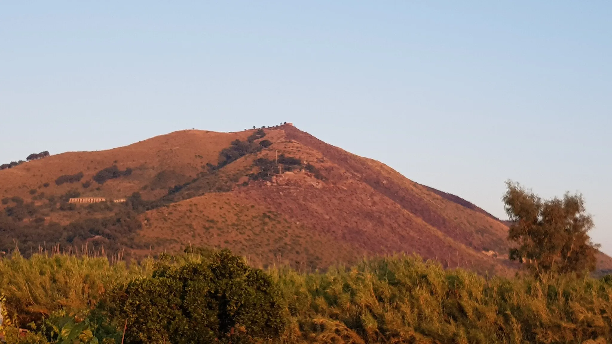 Photo showing: Monte Cicoli, visto dalla località San Limato, Sessa Aurunca (CE)