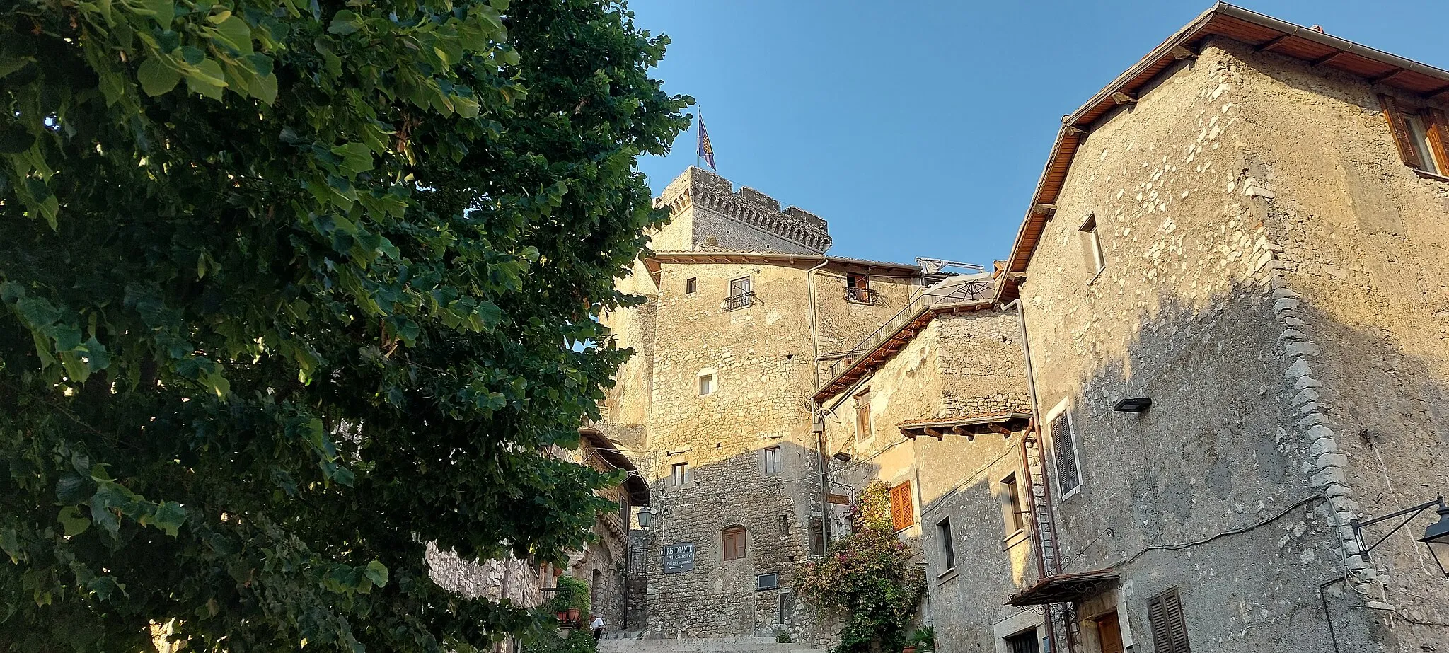 Photo showing: Visuale del castello da una delle stradine del centro storico.