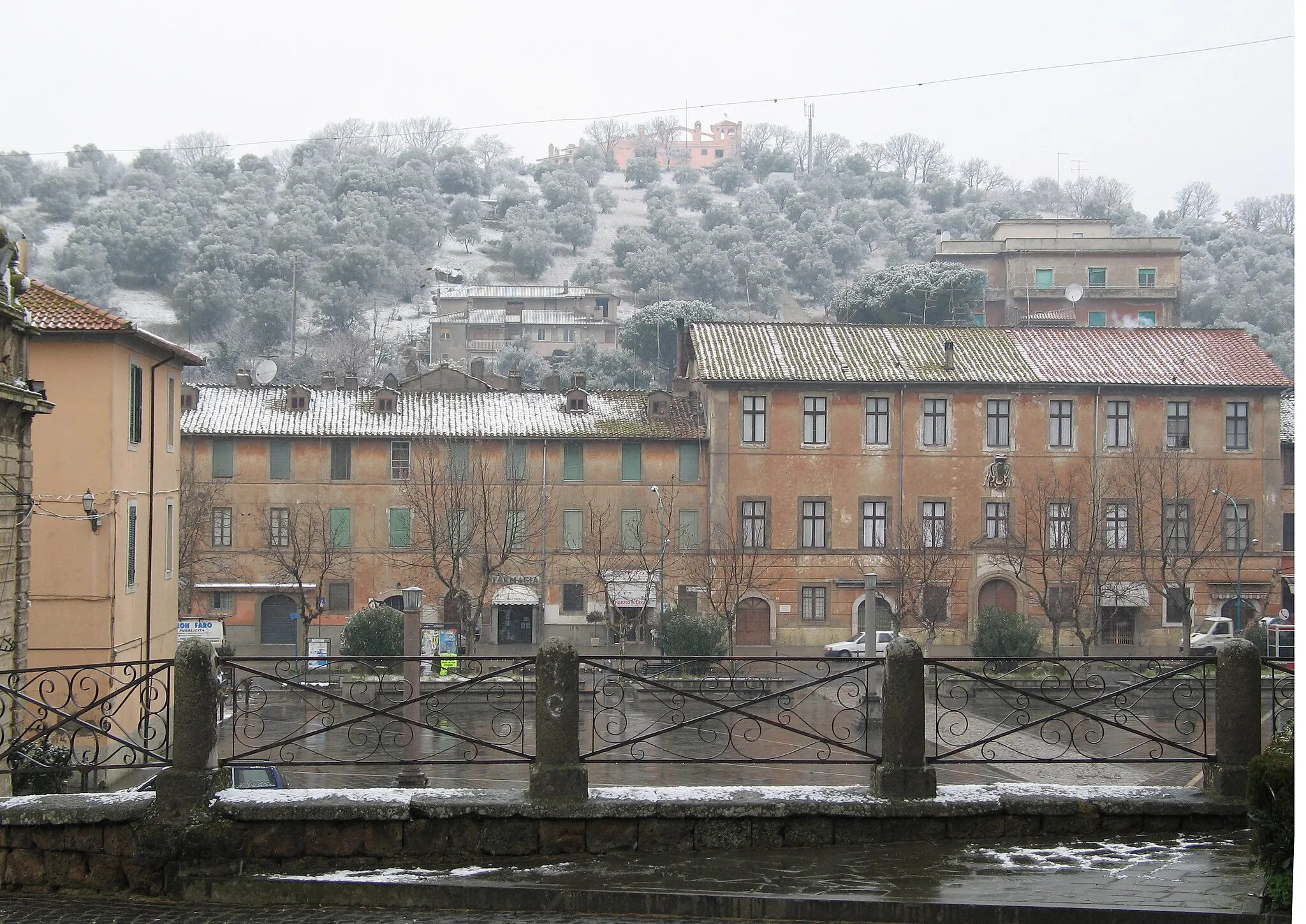 Photo showing: Foto di piazza Dante a Monte Romano, con il palazzo settecentesco del "Granarone".