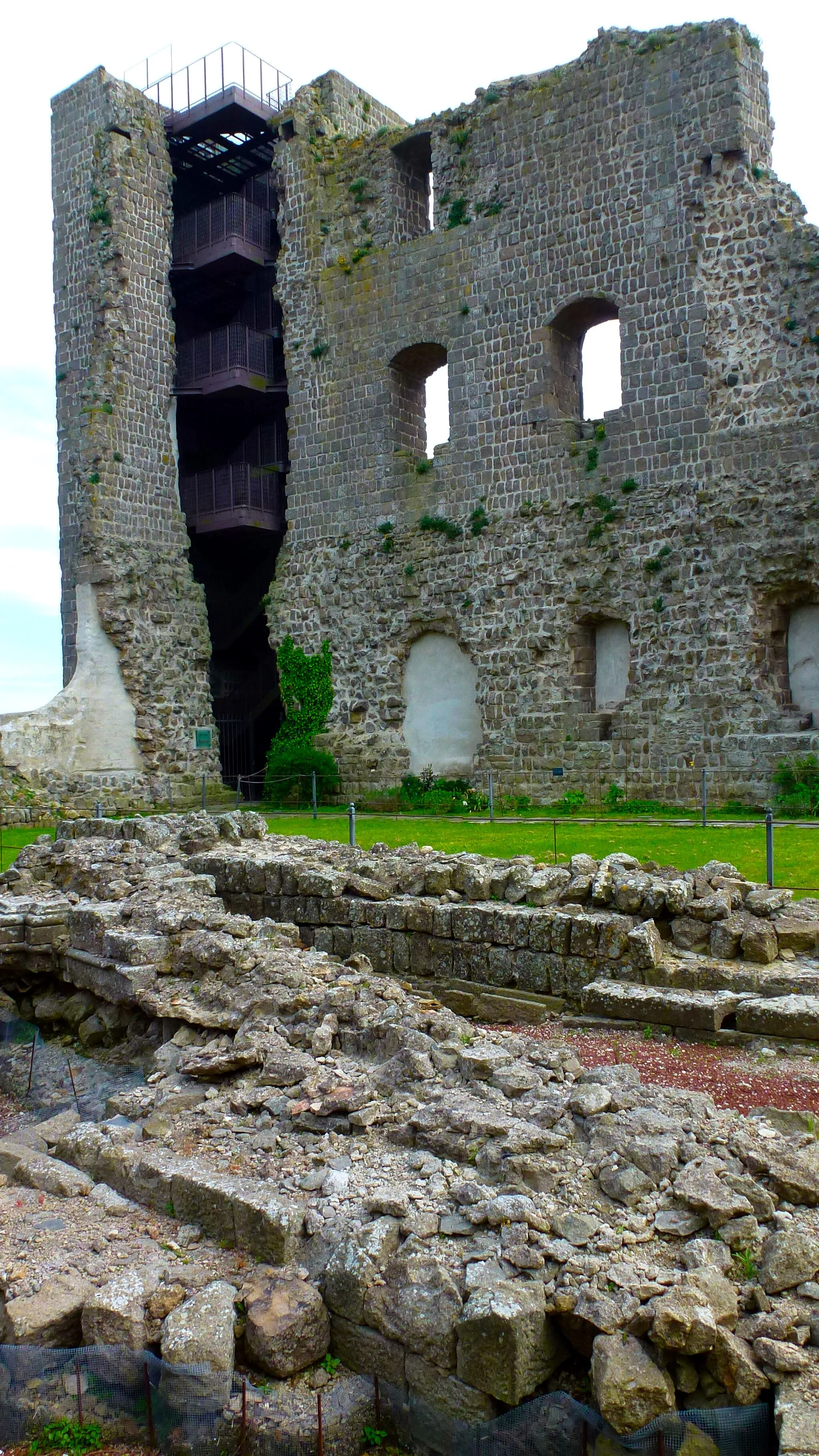 Photo showing: Torre del pellegrino, Rocca dei Papi (Montefiascone)