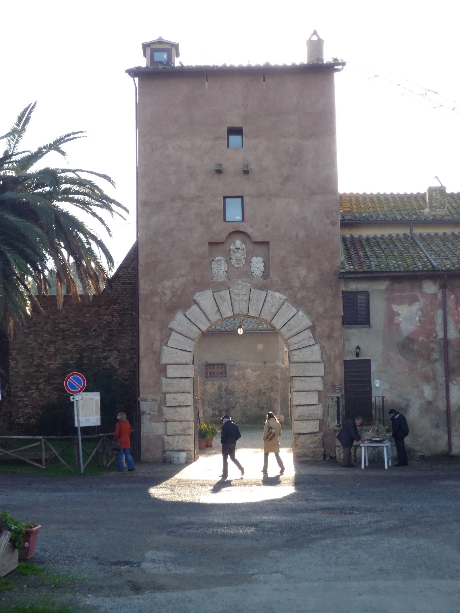 Photo showing: Entrance to the castle