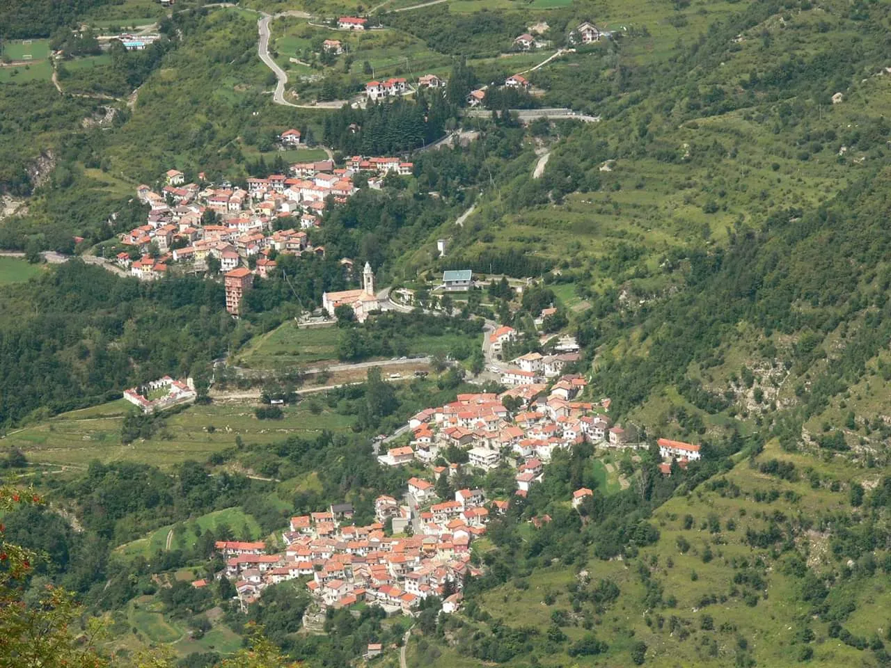 Photo showing: Panorama of Cheuxoa (Cosola), parish of Cabella Ligure in the Borbera Valley (AL)
