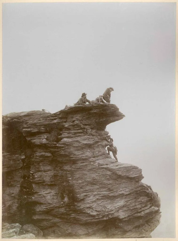 Photo showing: Roccie Presso La Vetta Del M.Bracco. Valle Po. Monte Bracco, Gruppo Di Escursionisti In Posa Sulle Rocce Presso La Vetta; 27-09-1903; stampa alla celloidina; 169X123