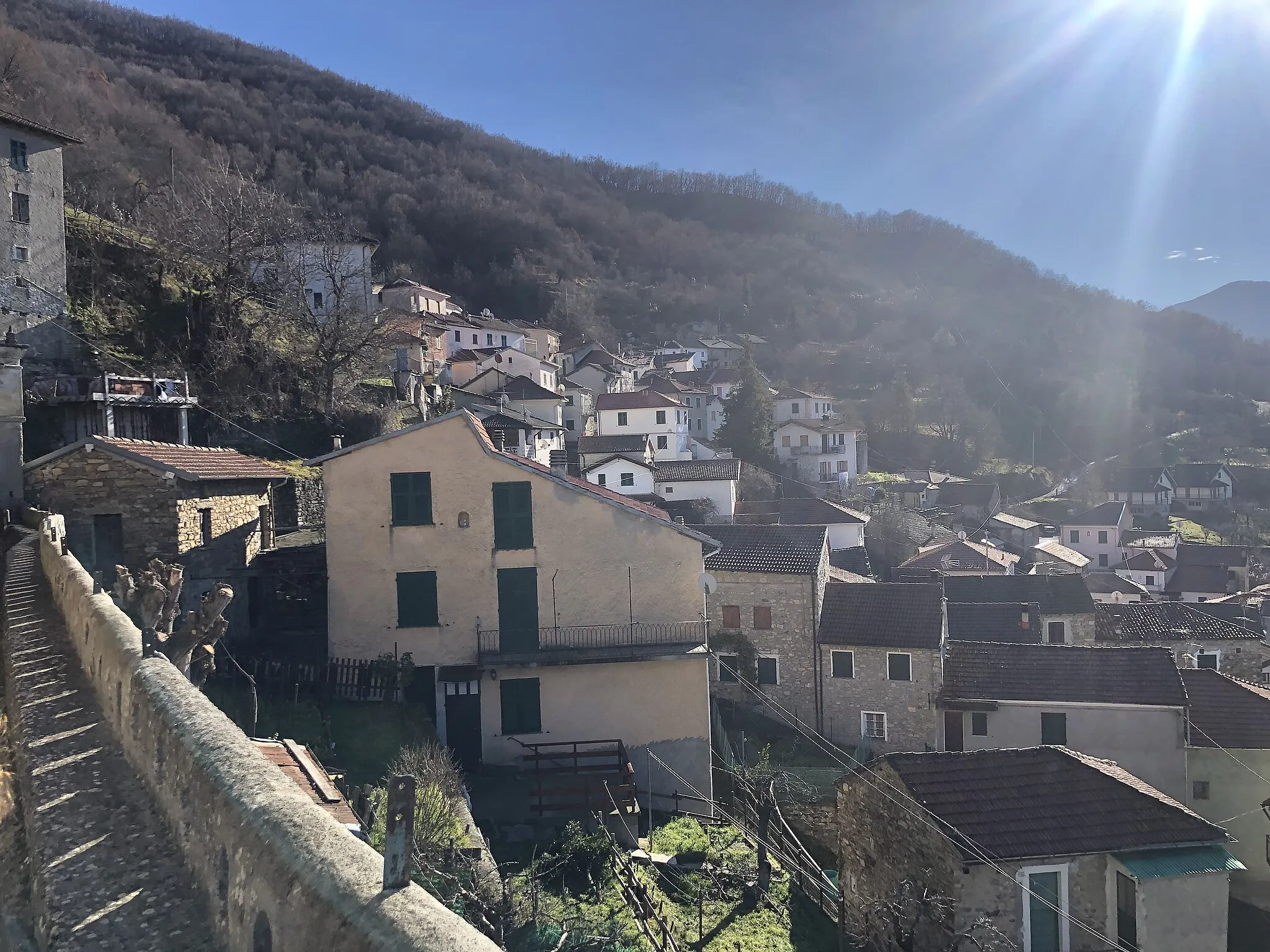 Photo showing: View of the hamlet of Daglio, Val Borbera (AL), Italy, as seen from the church