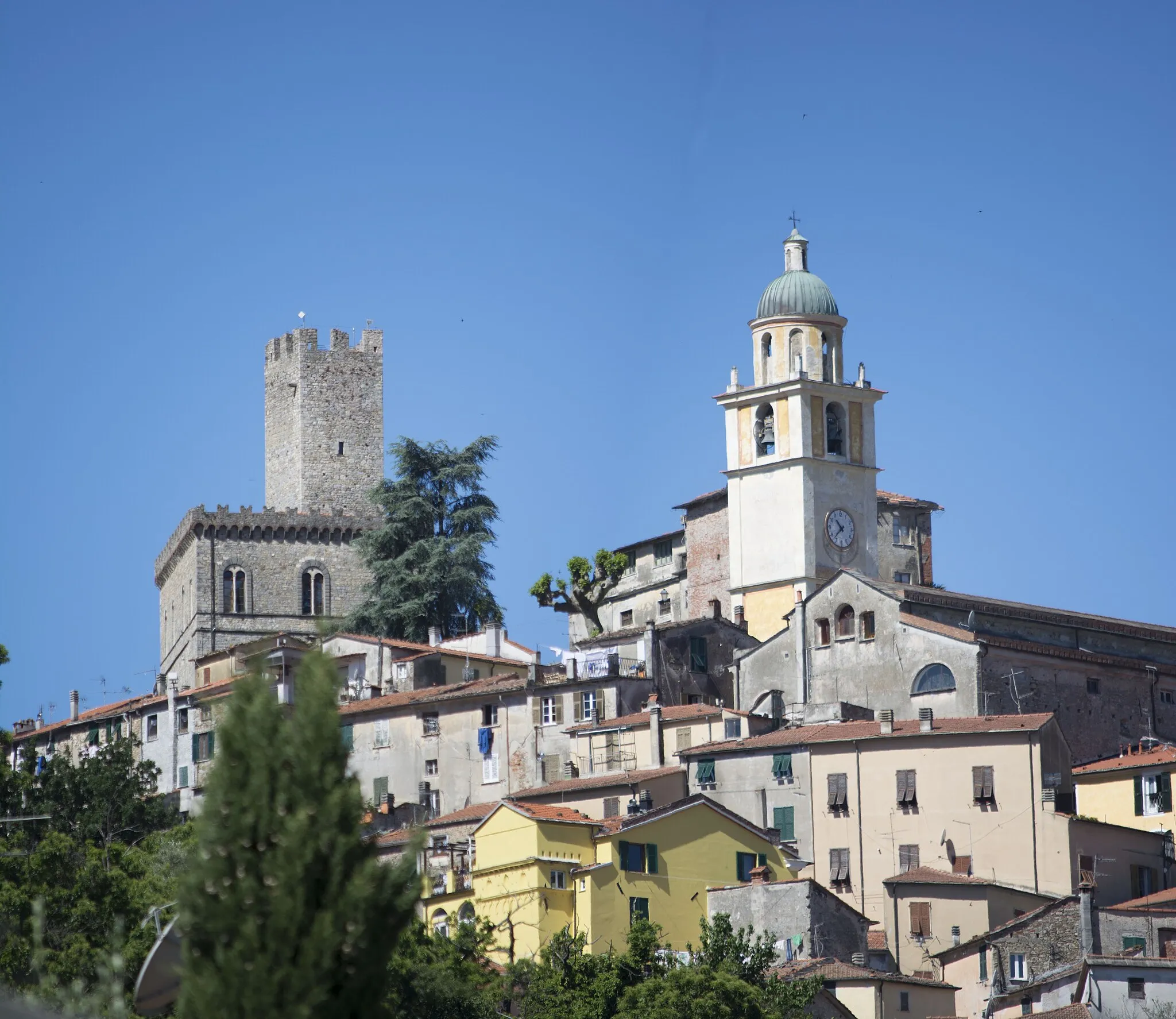 Photo showing: La foto ritrae Il castello e la sua torre, sede Del Comune, e il campanile della chiesa di San Niccolò. Sotto di loro parte del borgo antico.