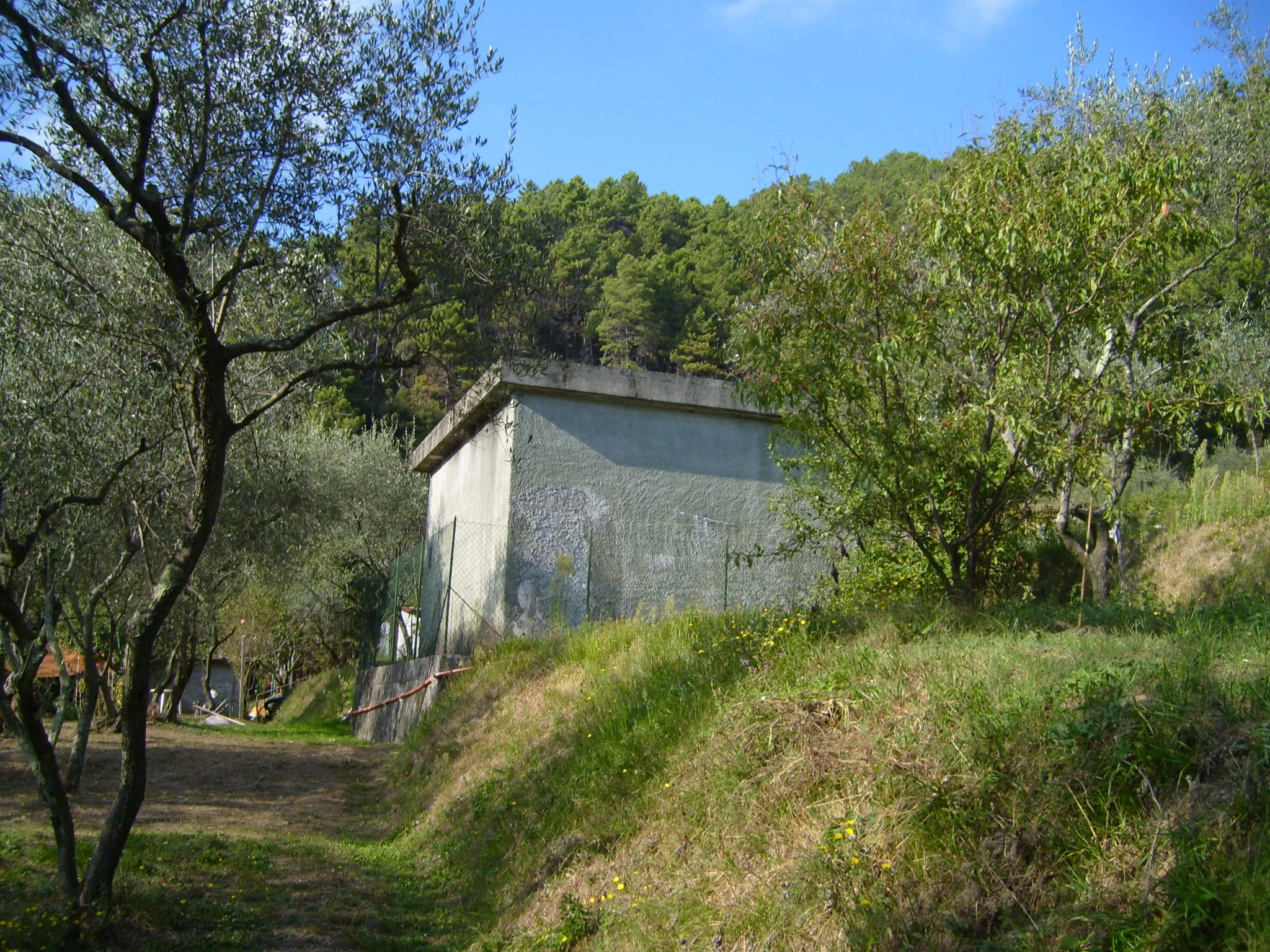 Photo showing: Serbatoio dell'acquedotto di proprietà della comunità