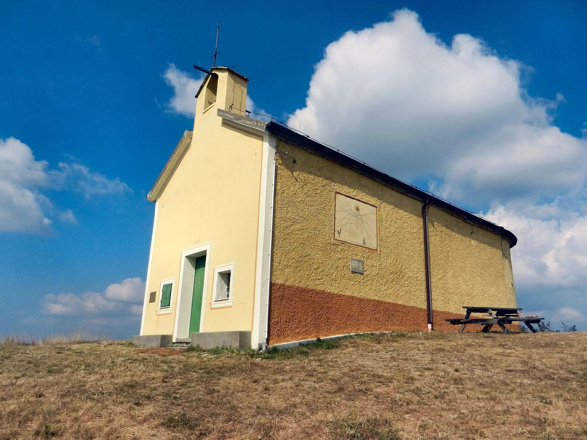 Photo showing: La cappella di San Fermo, sull'omonimo valico al confine tra Liguria e Piemonte