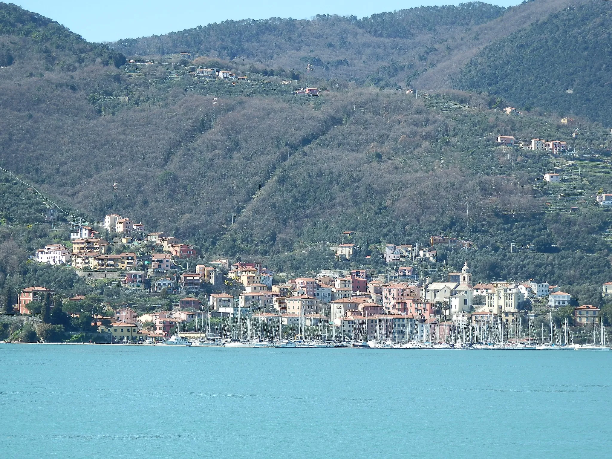 Photo showing: View of Fezzano from the gulf of La Spezia.