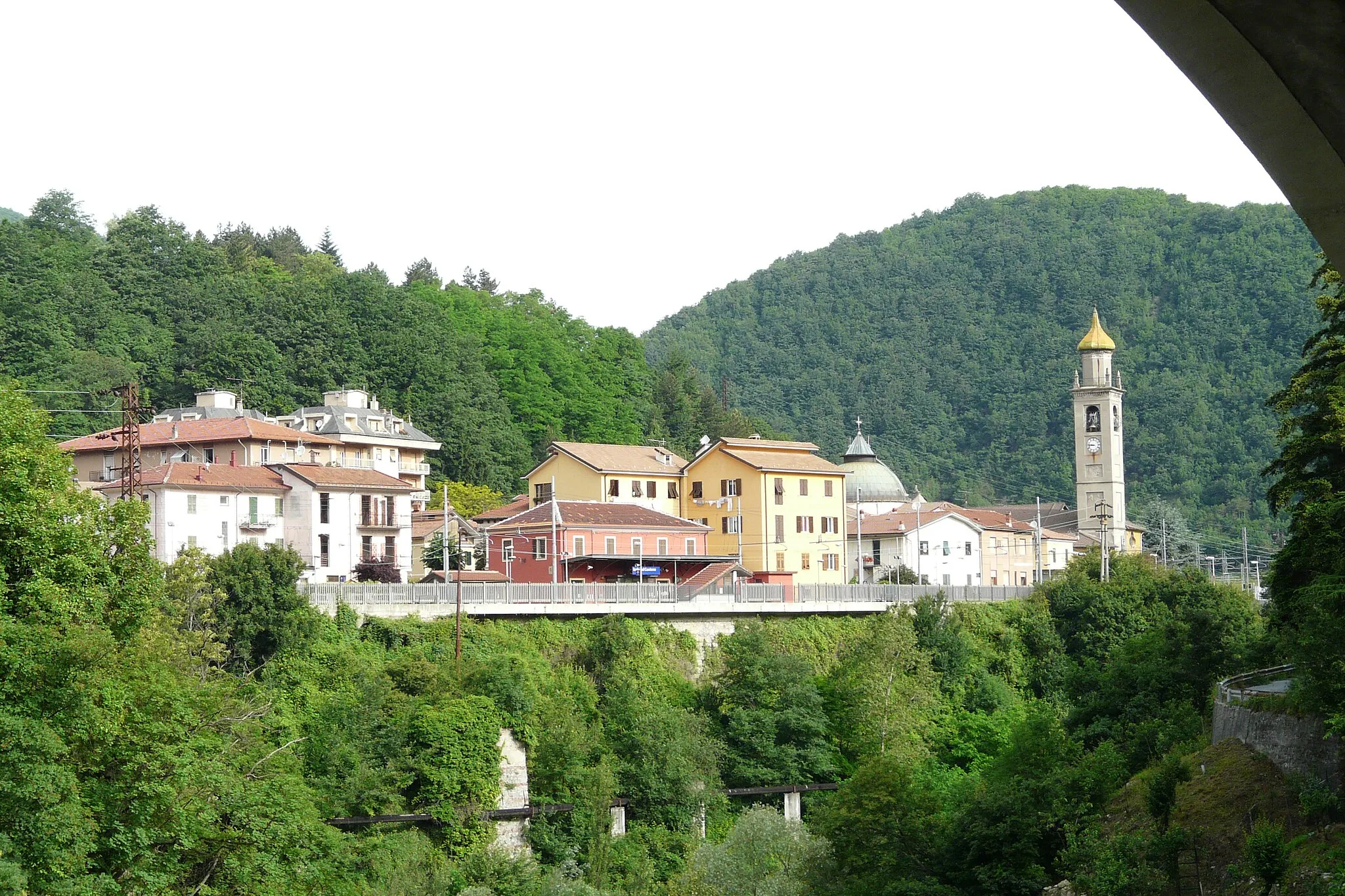 Photo showing: Panorama di Isola del Cantone. Sullo sfondo la stazione ferroviaria e a destra il campanile della chiesa di San Michele