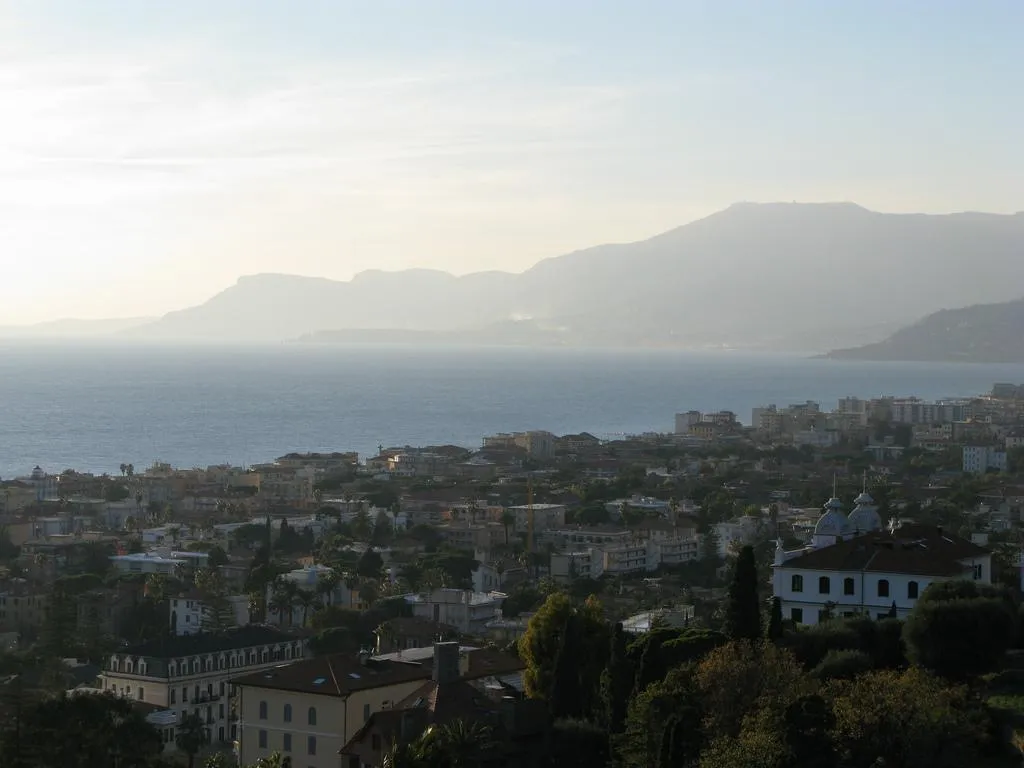 Photo showing: Panorama su Bordighera e costa francese, Liguria, Italy