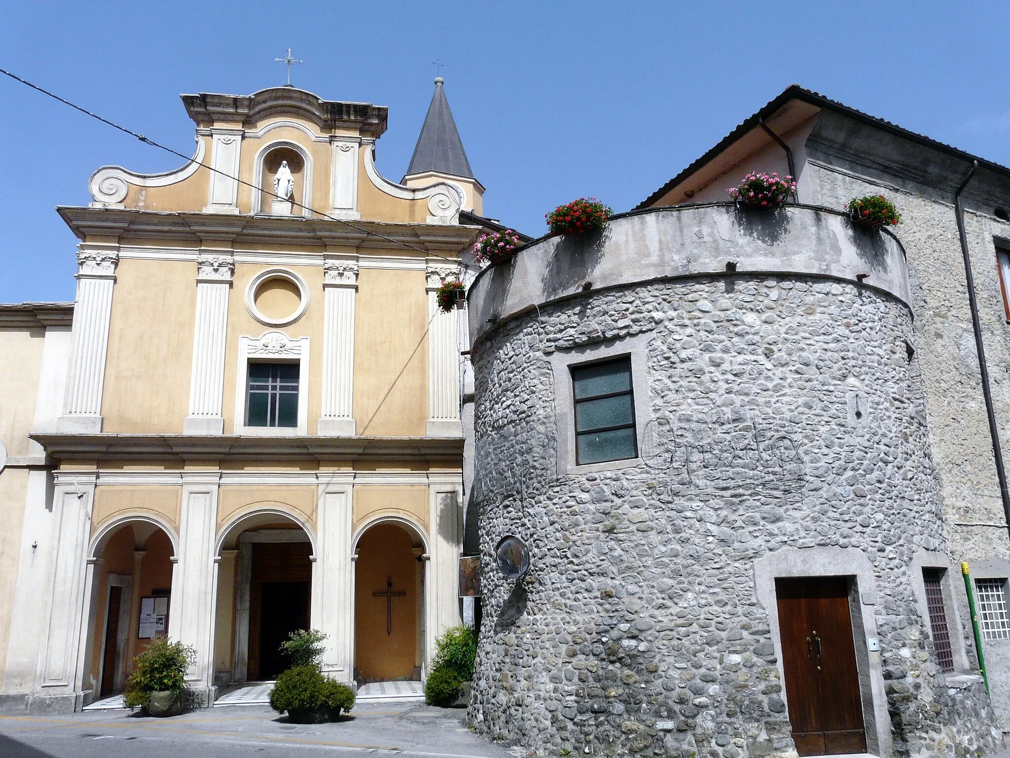 Photo showing: La chiesa di San Tommaso Becket e la torre, Pallerone, Aulla, Toscana, Italia