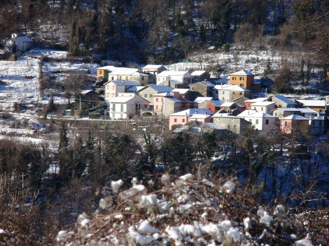 Photo showing: Debeduse panorama con neve