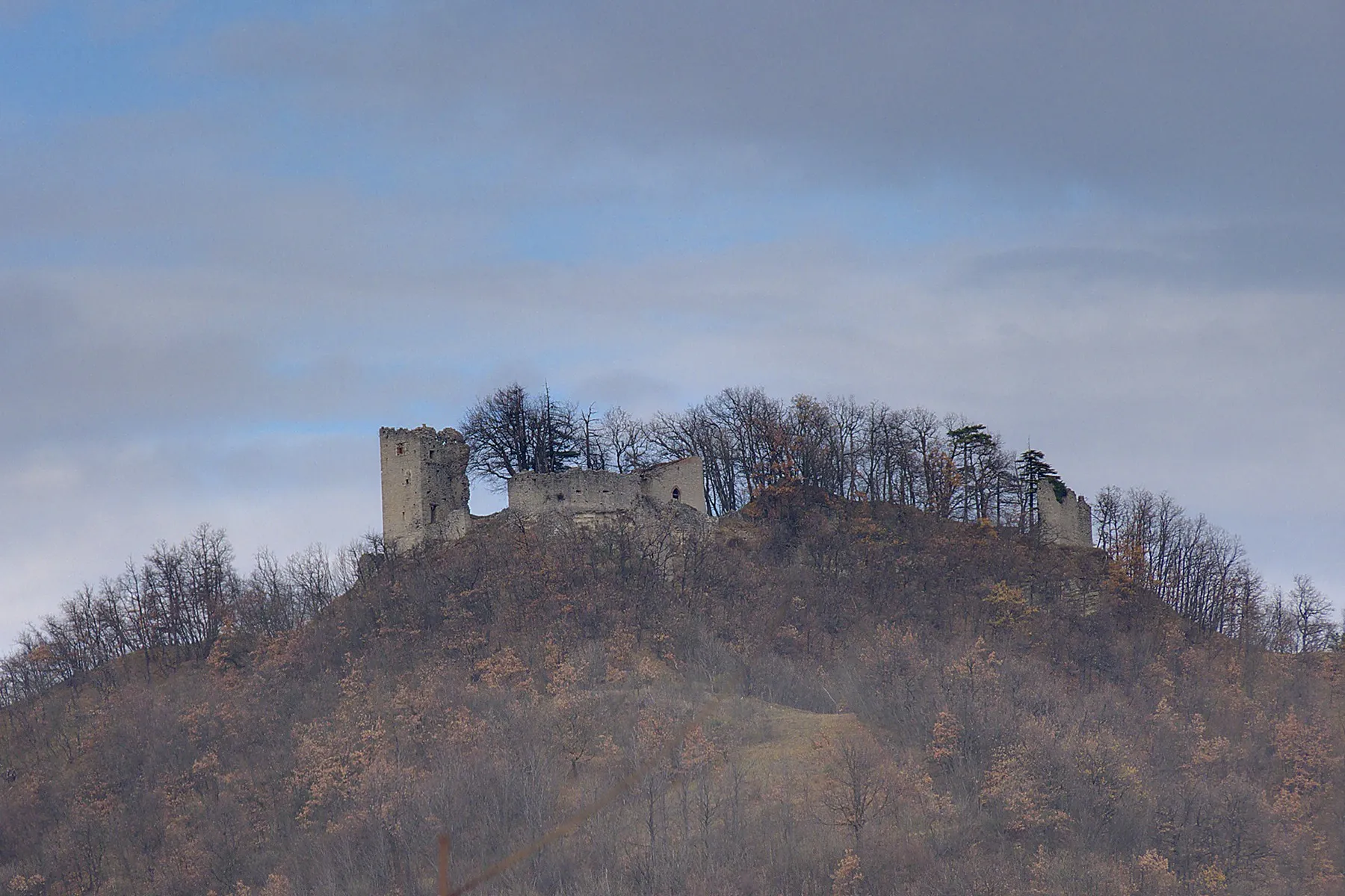 Photo showing: Rovine del castello di Sorli dalla strada per Stazzano