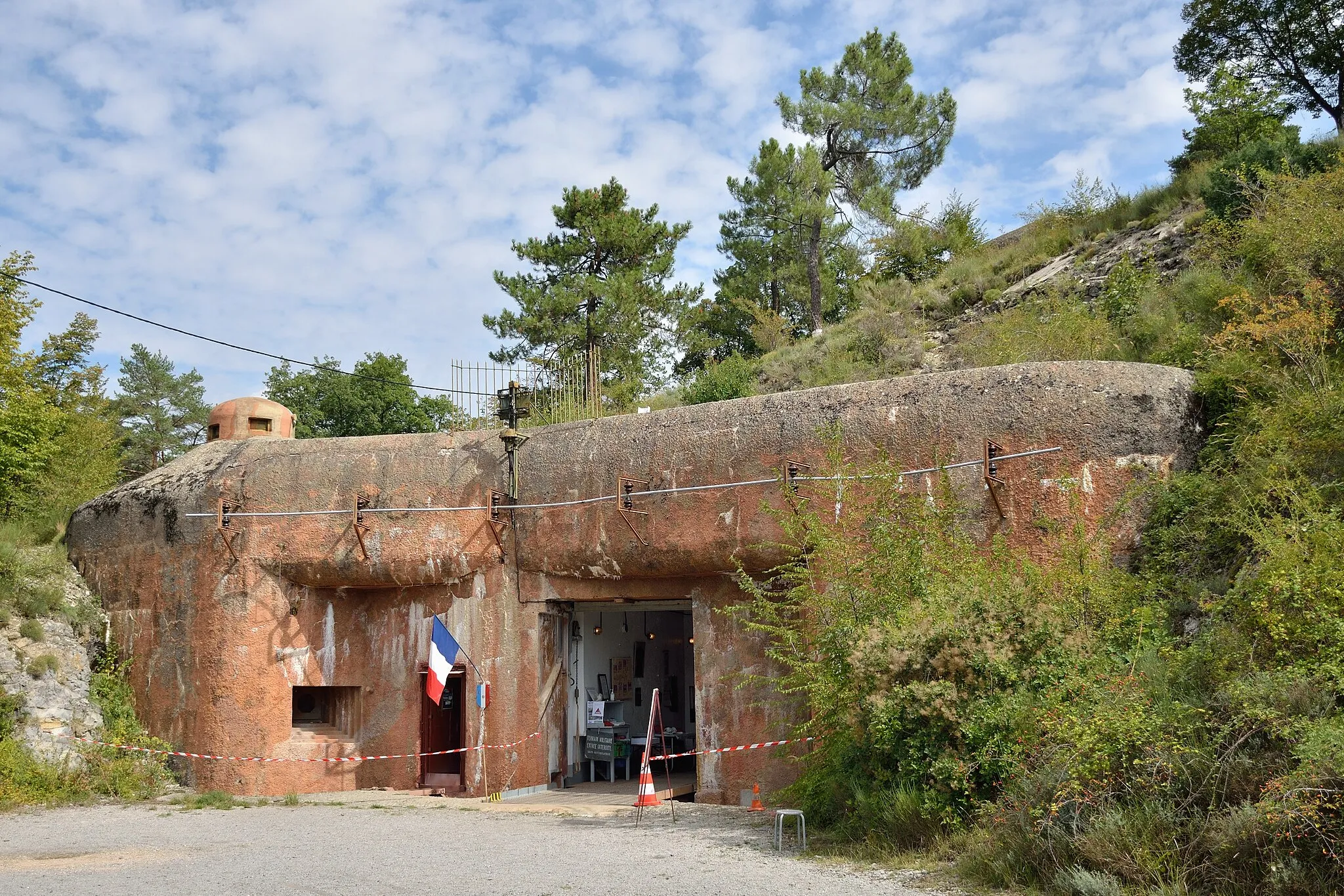 Photo showing: This building is indexed in the base Mérimée, a database of architectural heritage maintained by the French Ministry of Culture, under the reference PA06000047 .