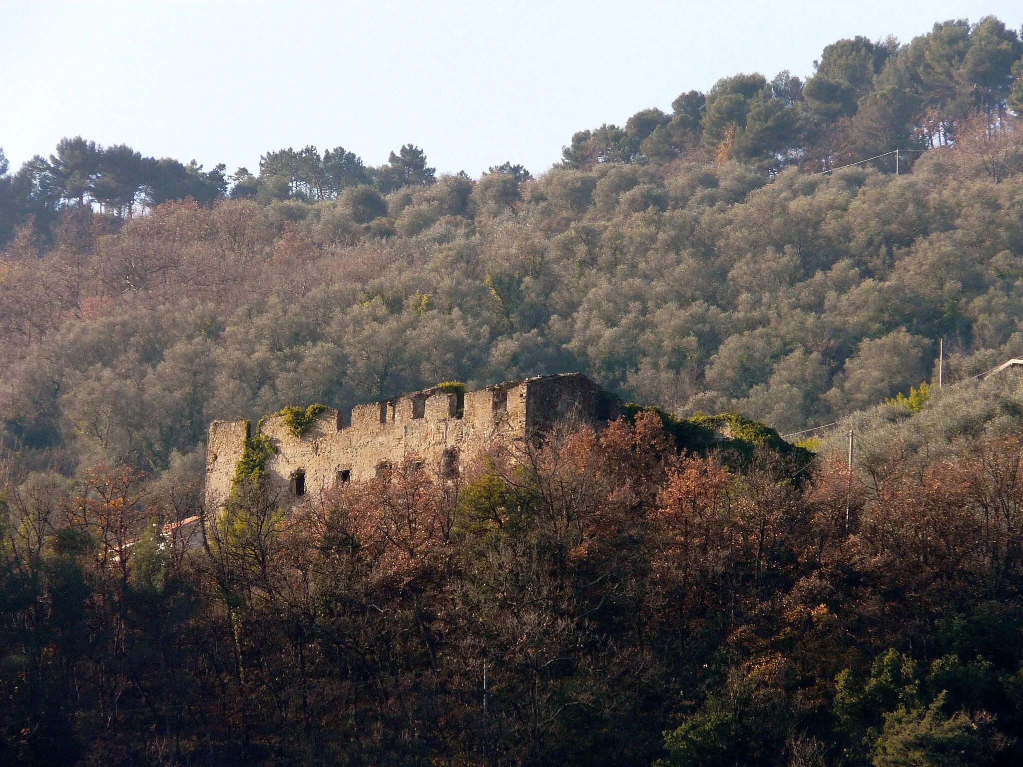 Photo showing: Ruderi del monastero benedettino di Santa Maria della Mota di Dolceacqua, Liguria, Italia