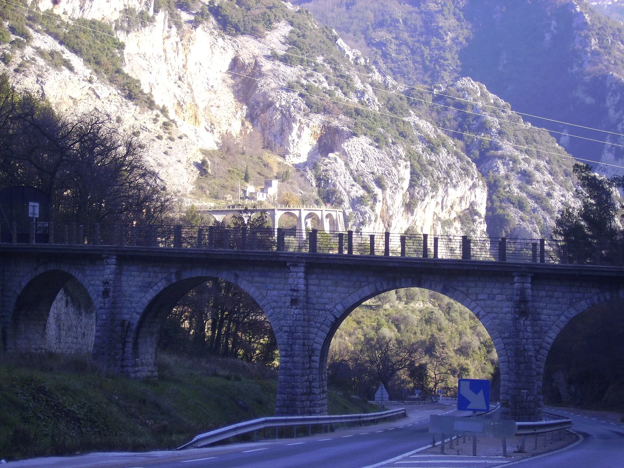 Photo showing: Viaduc du Carrei de l'ancien tramway qui reliait Menton à Sospel. Au fond sur la montagne, le viaduc de Caramel