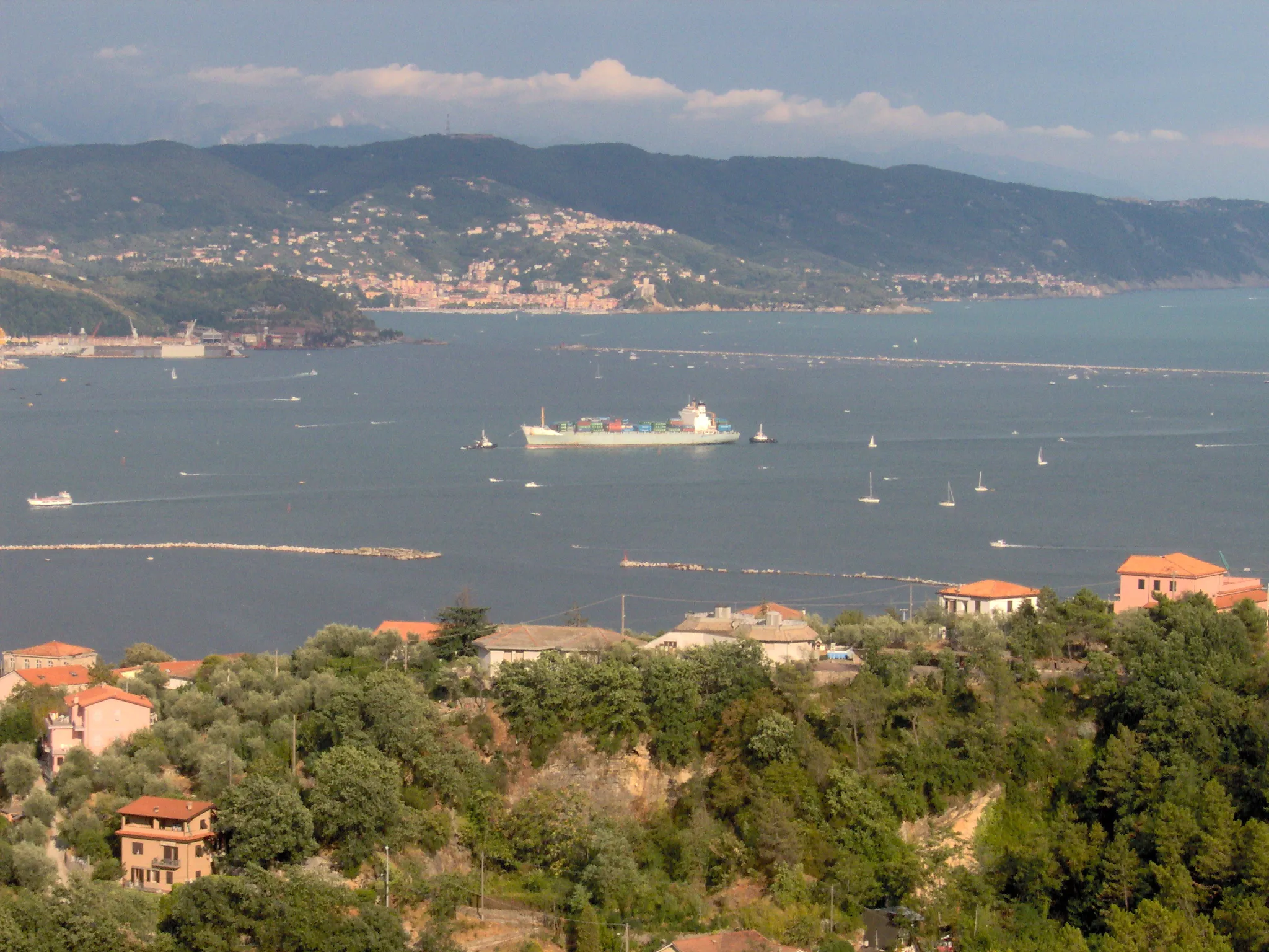 Photo showing: Nave trainata in porto. Muggiano, Lerici, promontorio Montemarcello, Monte Caprione.