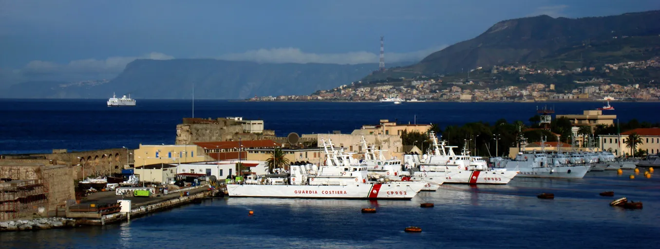 Photo showing: View from the harbor at Messina across the straits.