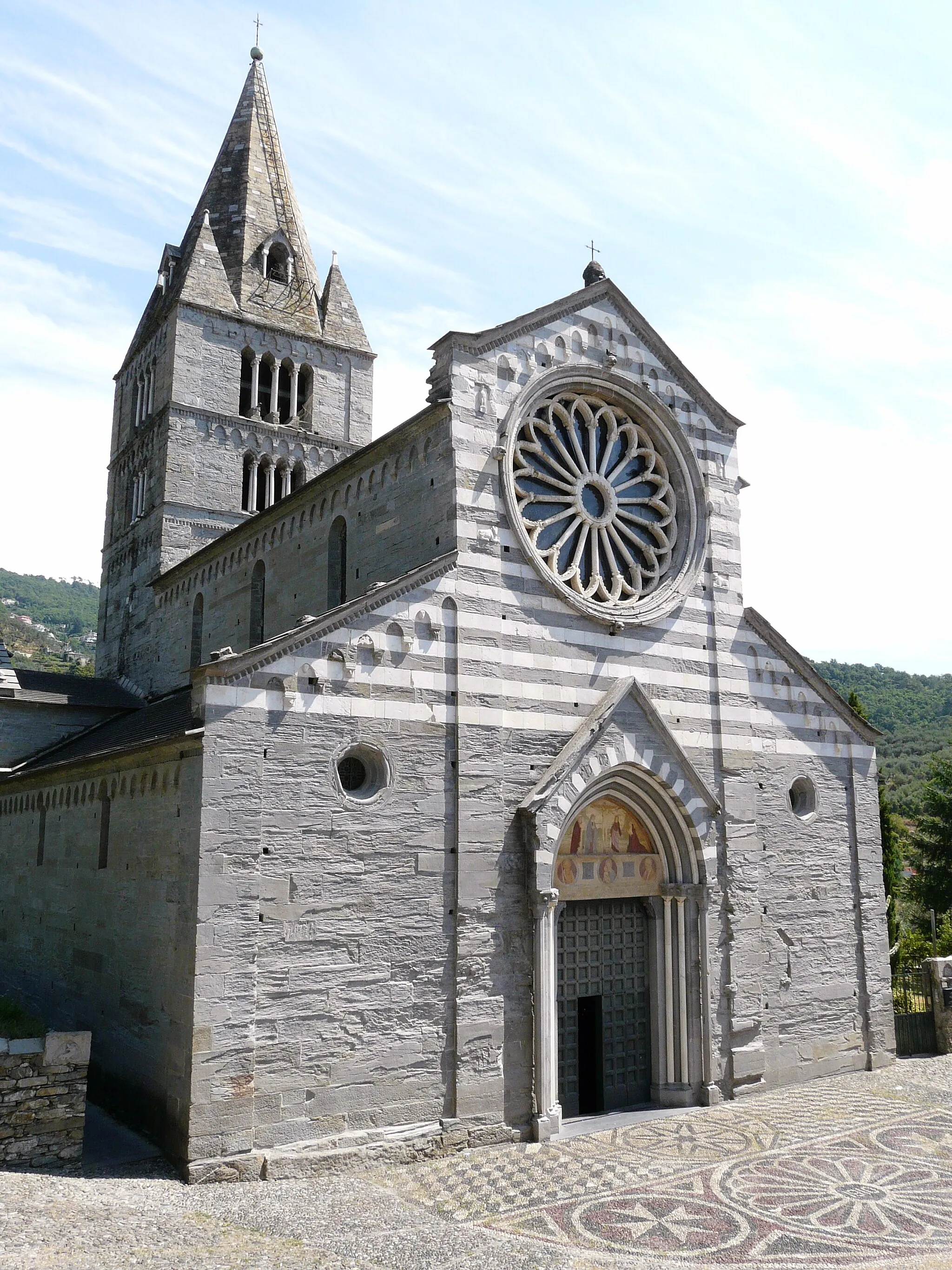 Photo showing: Interni ed esterni della basilica dei Fieschi presso il borgo di San Salvatore di Cogorno, Liguria, Italia

Basilica dei Fieschi presso il borgo di San Salvatore di Cogorno, Liguria, Italia