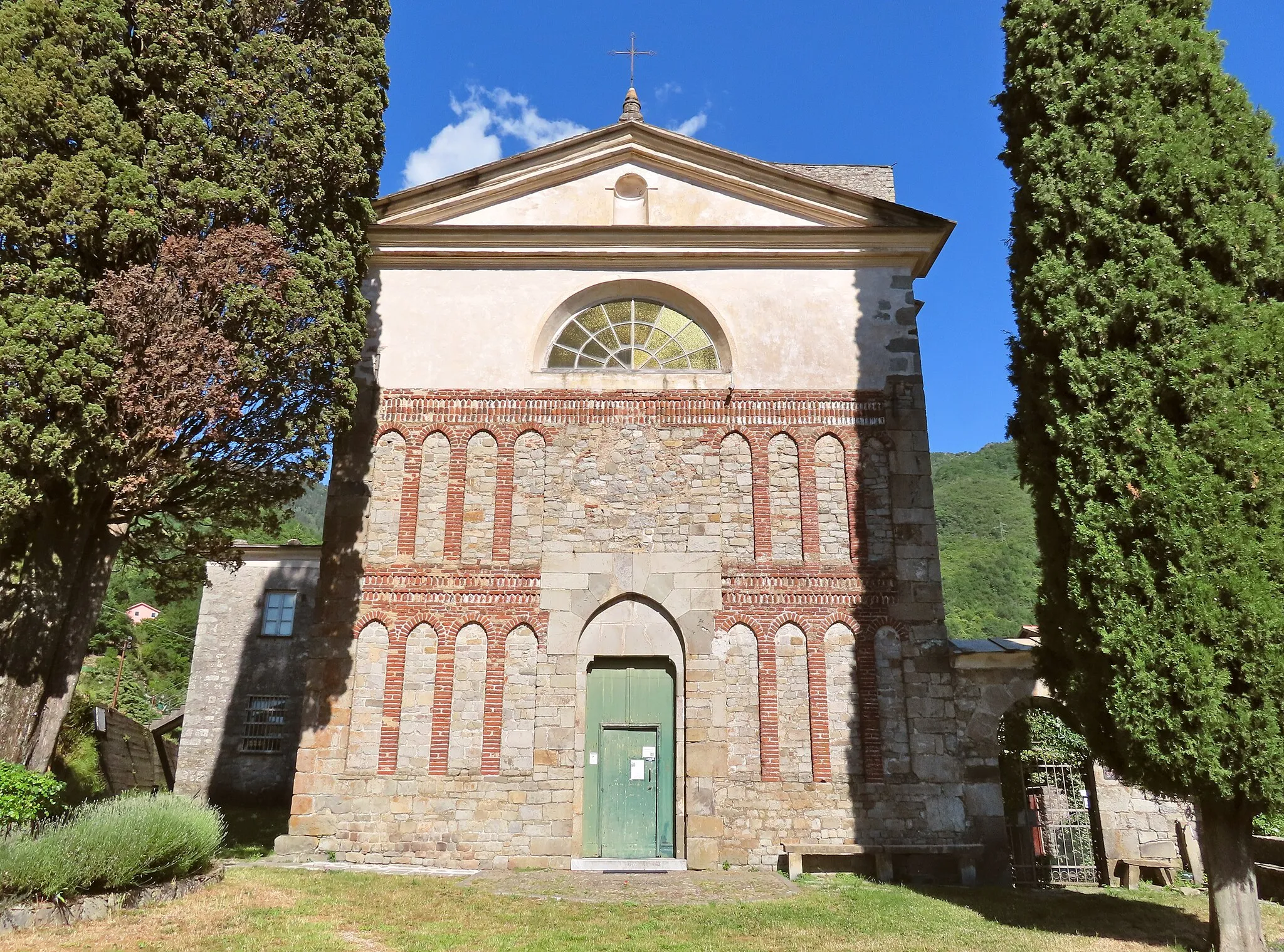Photo showing: Facciata dell'abbazia di Sant'Andrea