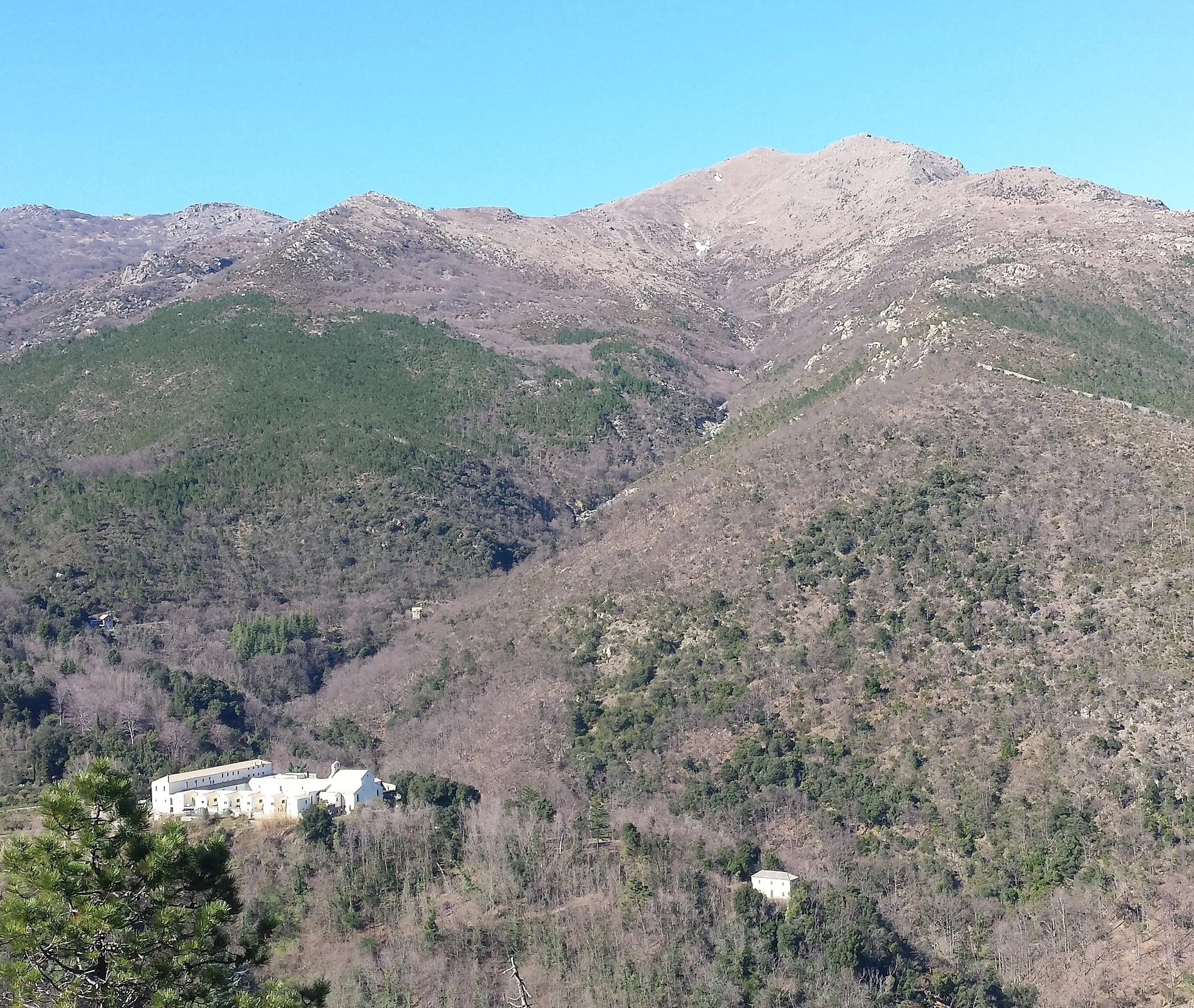 Photo showing: Il Monte Sciguelo visto da sud sovrasta l'Eremo del Deserto