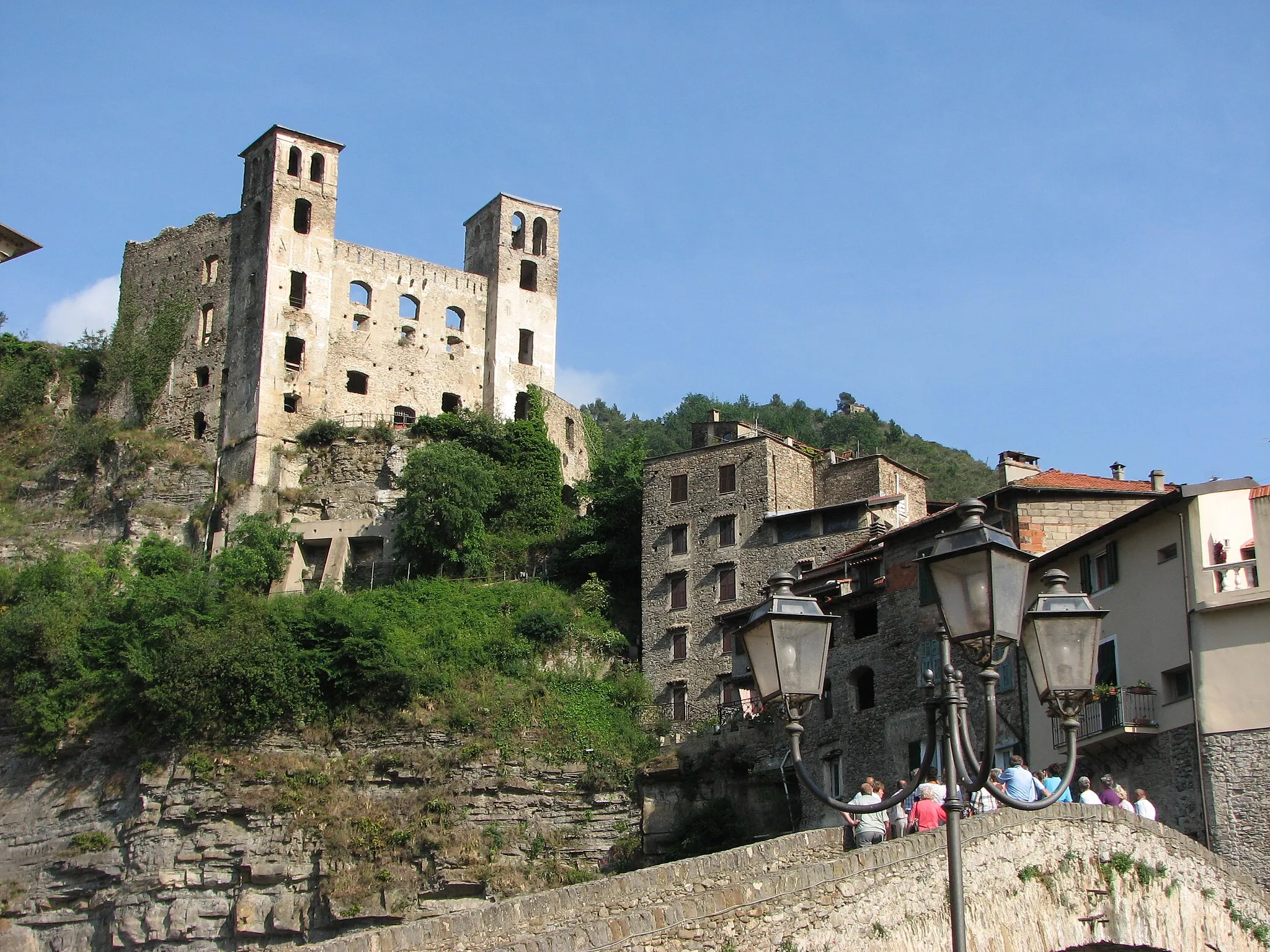 Photo showing: Vista del castello e del ponte medievale.