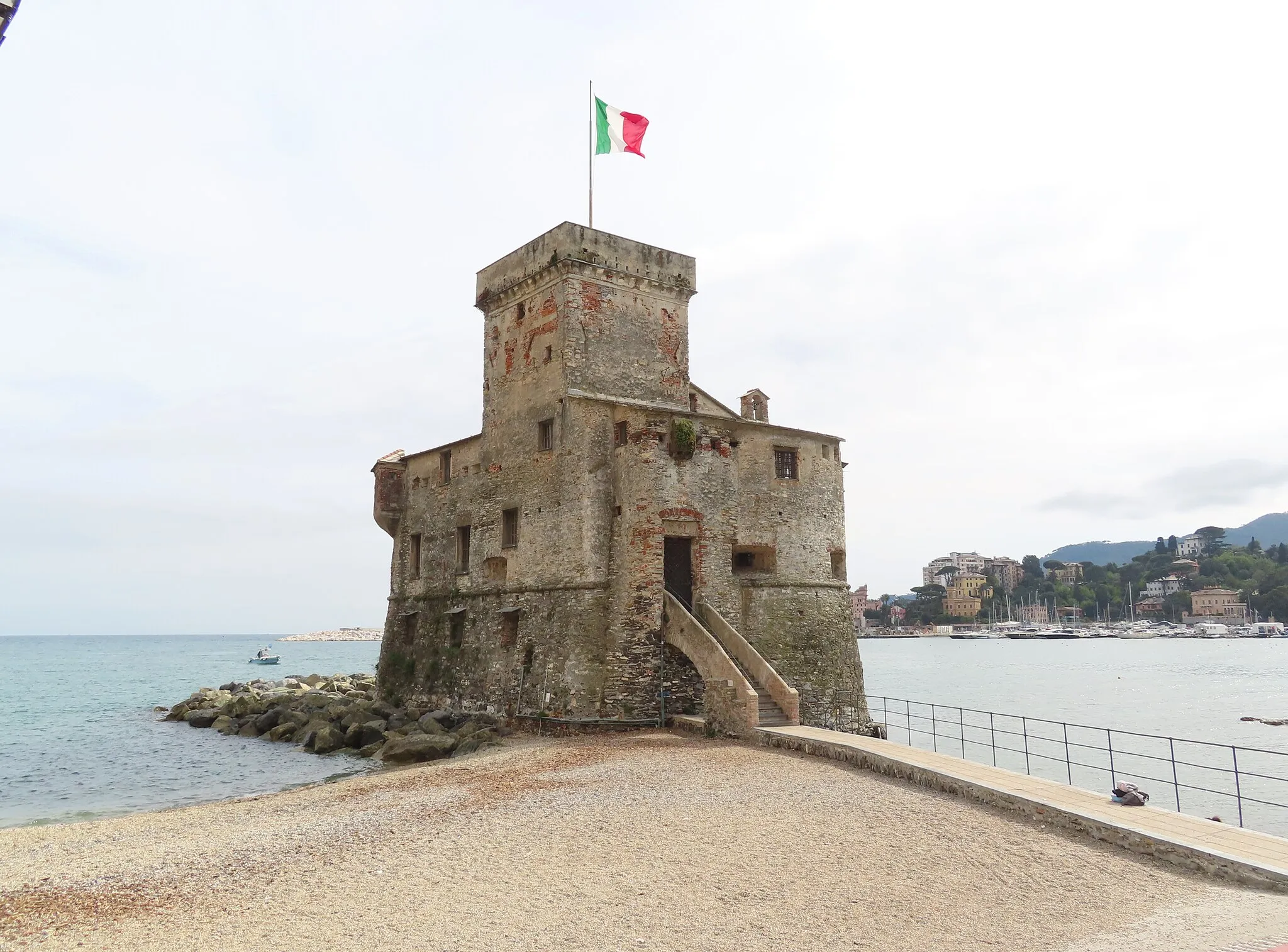 Photo showing: Facciata e lato nord-est del castello