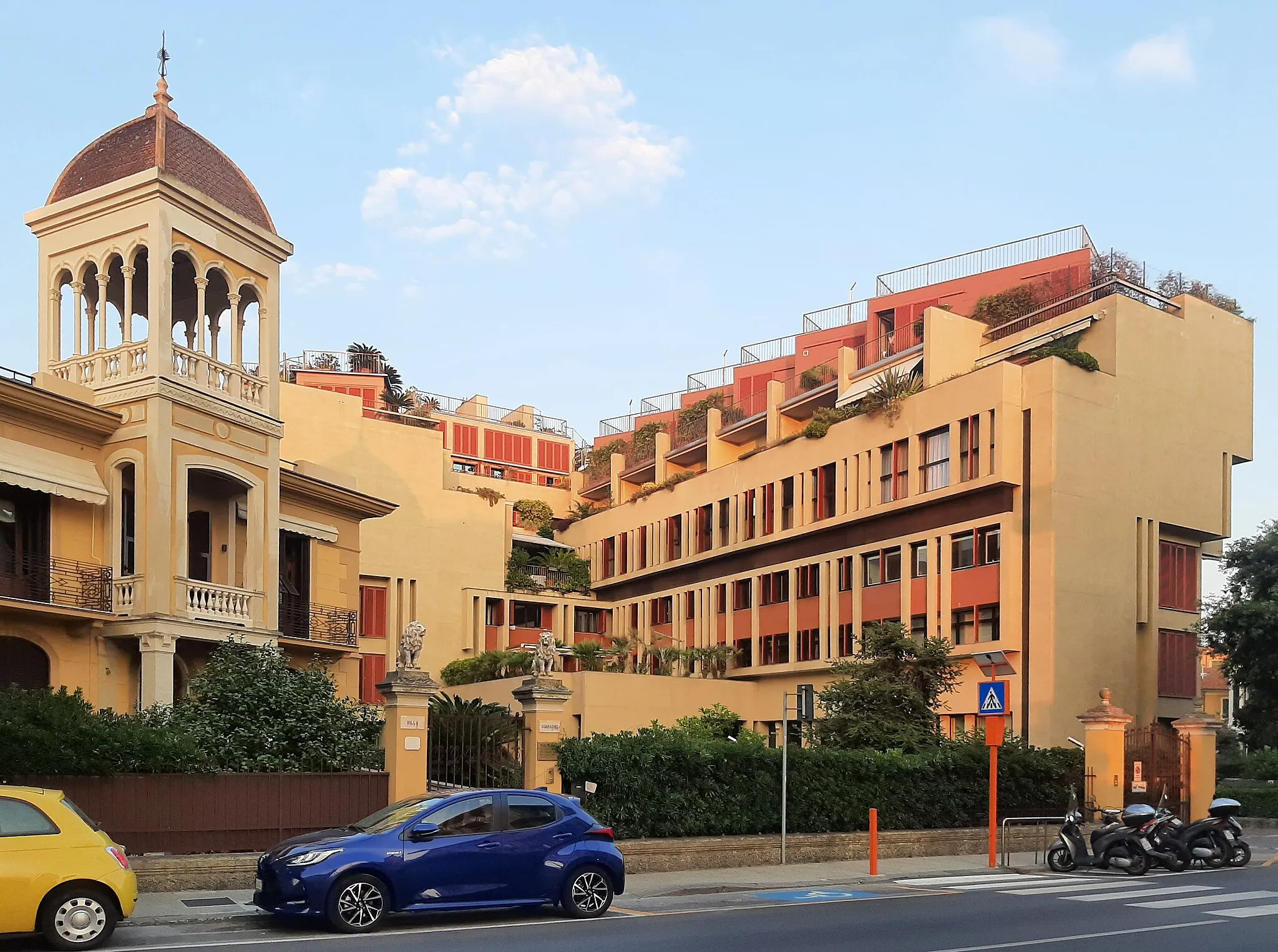 Photo showing: Sestri Levante, la villa Corradino in viale Mazzini 146 e il moderno condominio adiacente.