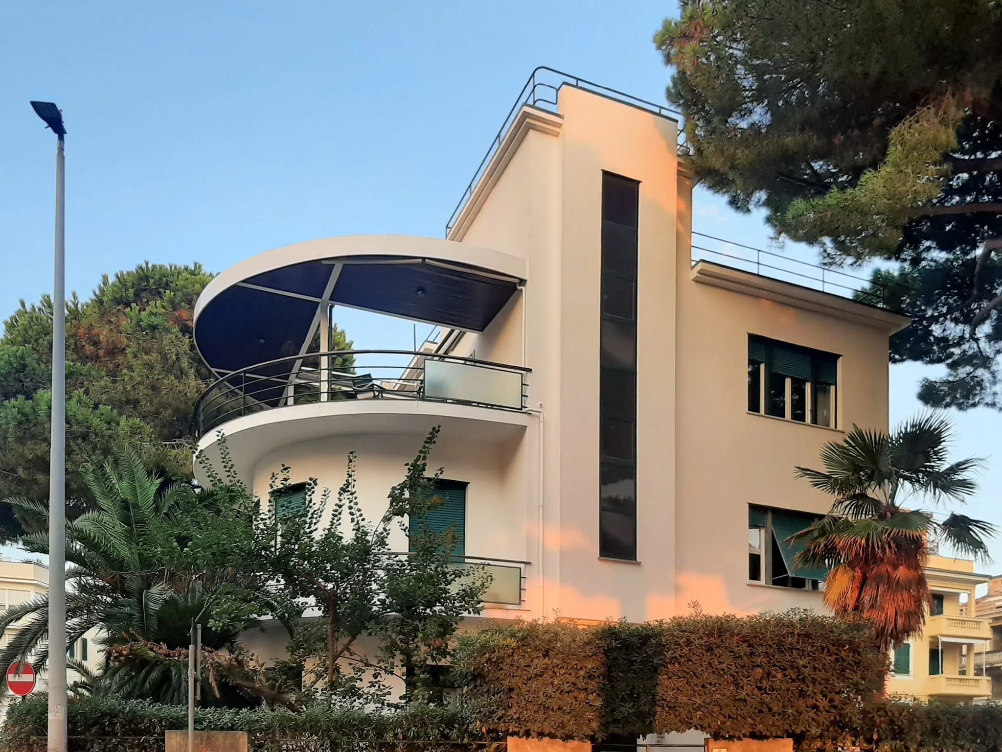 Photo showing: Villa sul lungomare Descalzo angolo via Milano.