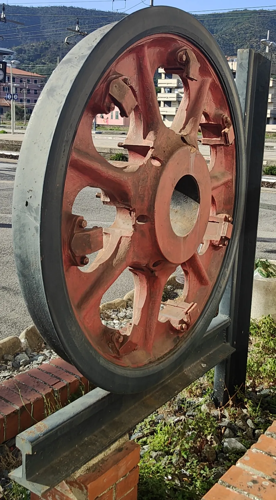 Photo showing: Ruota (foto: parte posteriore) FS E.326 - Monumento Ferroviere 1985