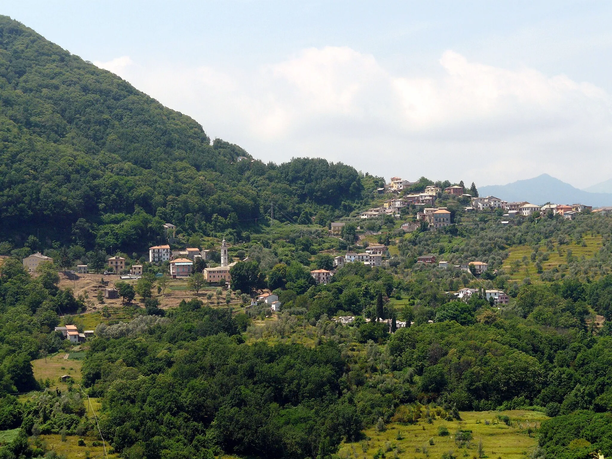 Photo showing: Panorama di Tribogna da Serra di Cicagna, Liguria, Italia