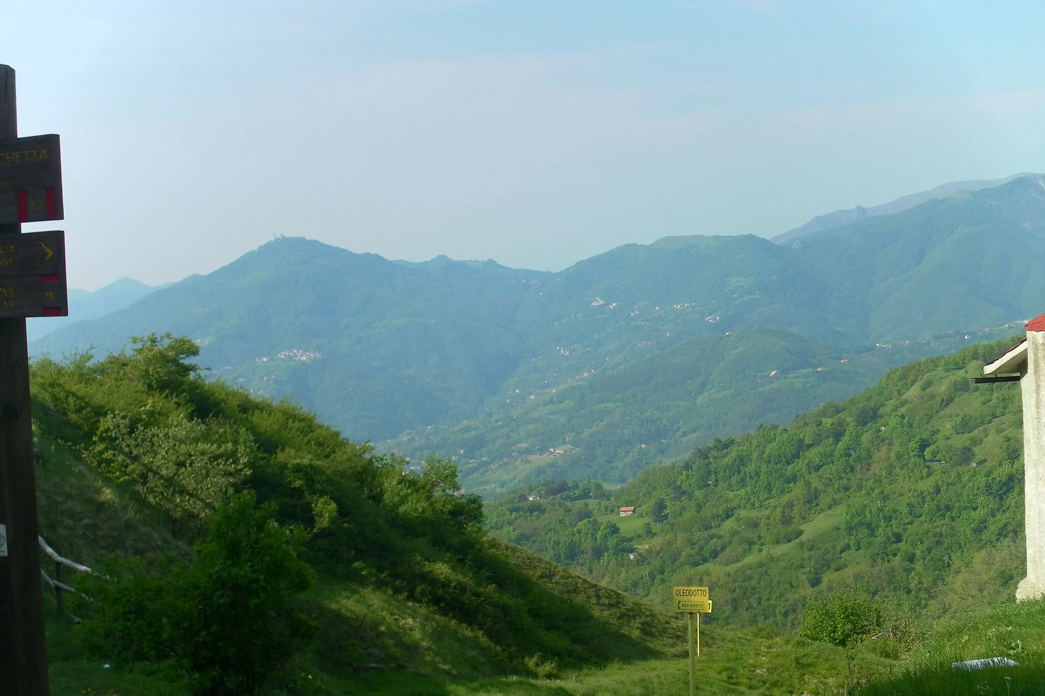 Photo showing: Vista dal passo della Bocchetta tra Campomorone (GE) e Voltaggio (AL)
