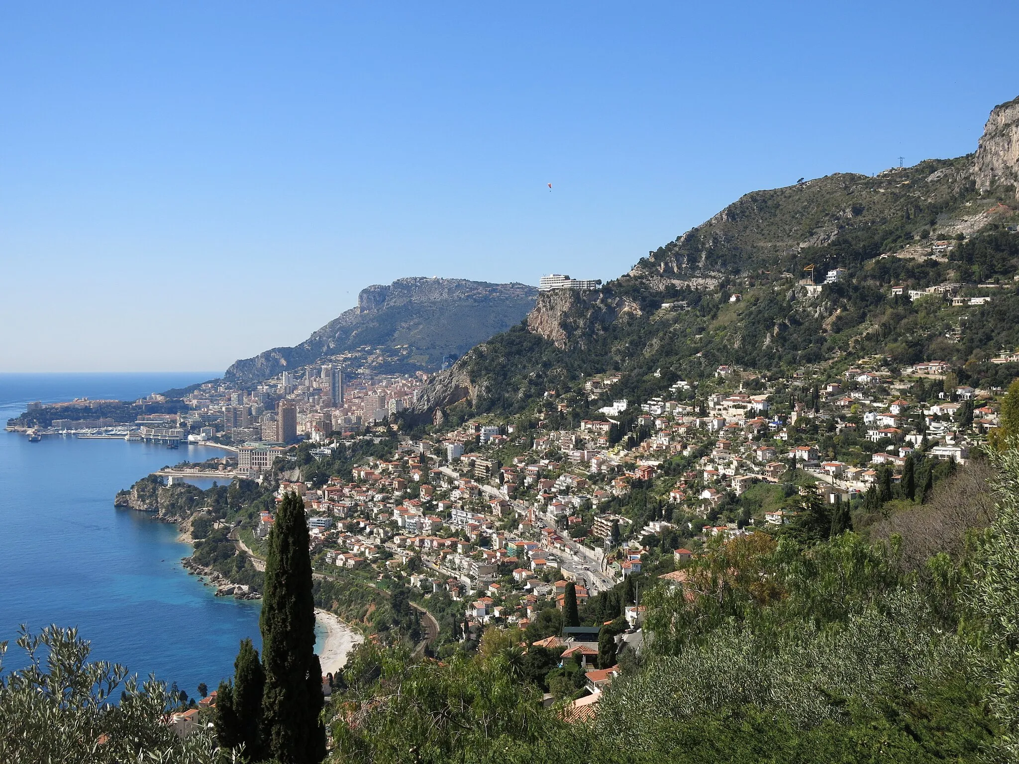 Photo showing: The village of Roquebrune seen from the place of the millenium olive tree (Alpes-Maritimes, France).