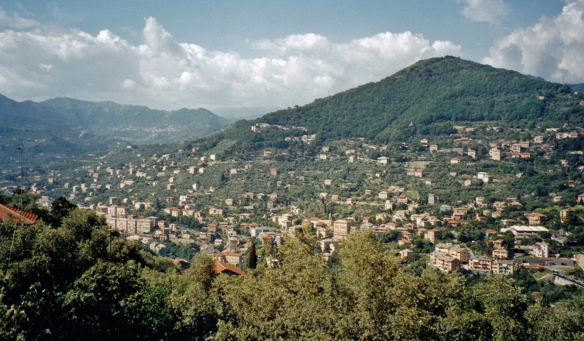 Photo showing: Blick von San Rocco di Camogli auf die Orte Camogli und Ruta (Scan vom Analogbild)