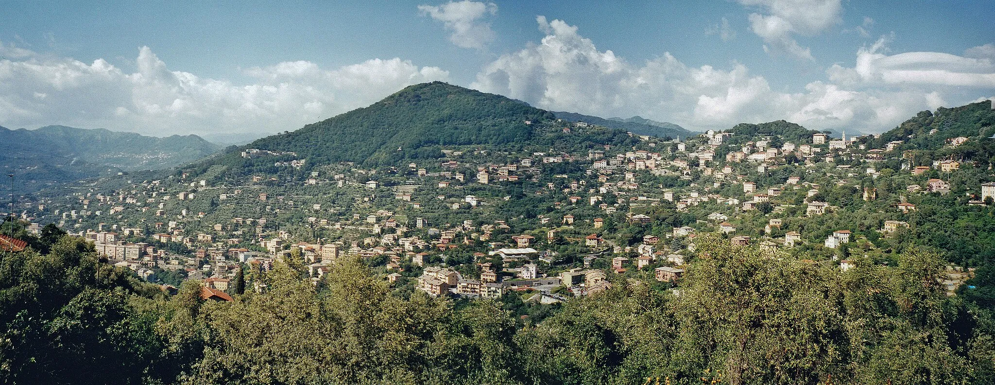 Photo showing: Blick von San Rocco di Camogli auf die Orte Camogli und Ruta (Scan vom Analogbild)