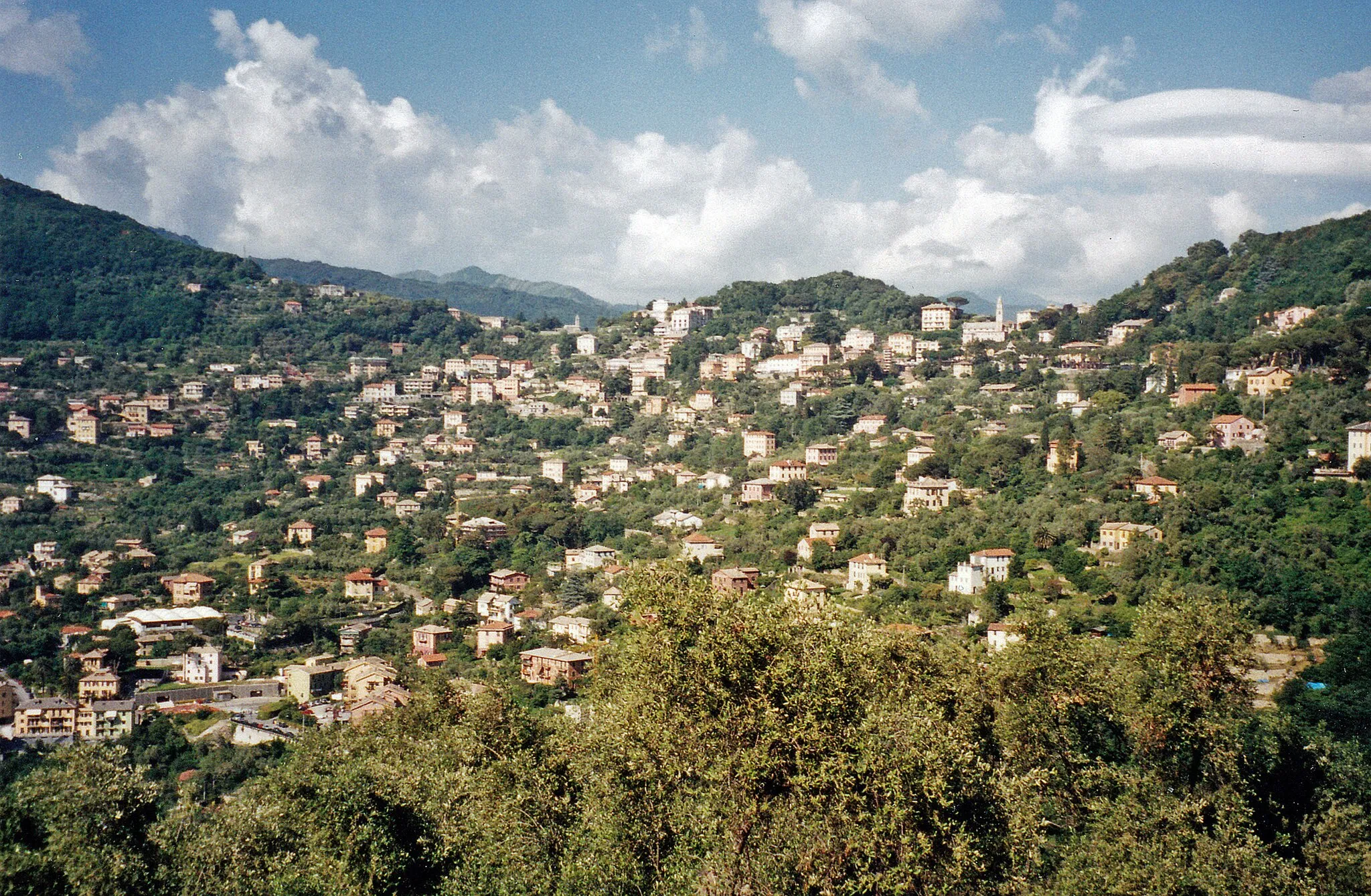 Photo showing: Blick von San Rocco di Camogli auf die Orte Camogli und Ruta (Scan vom Analogbild)