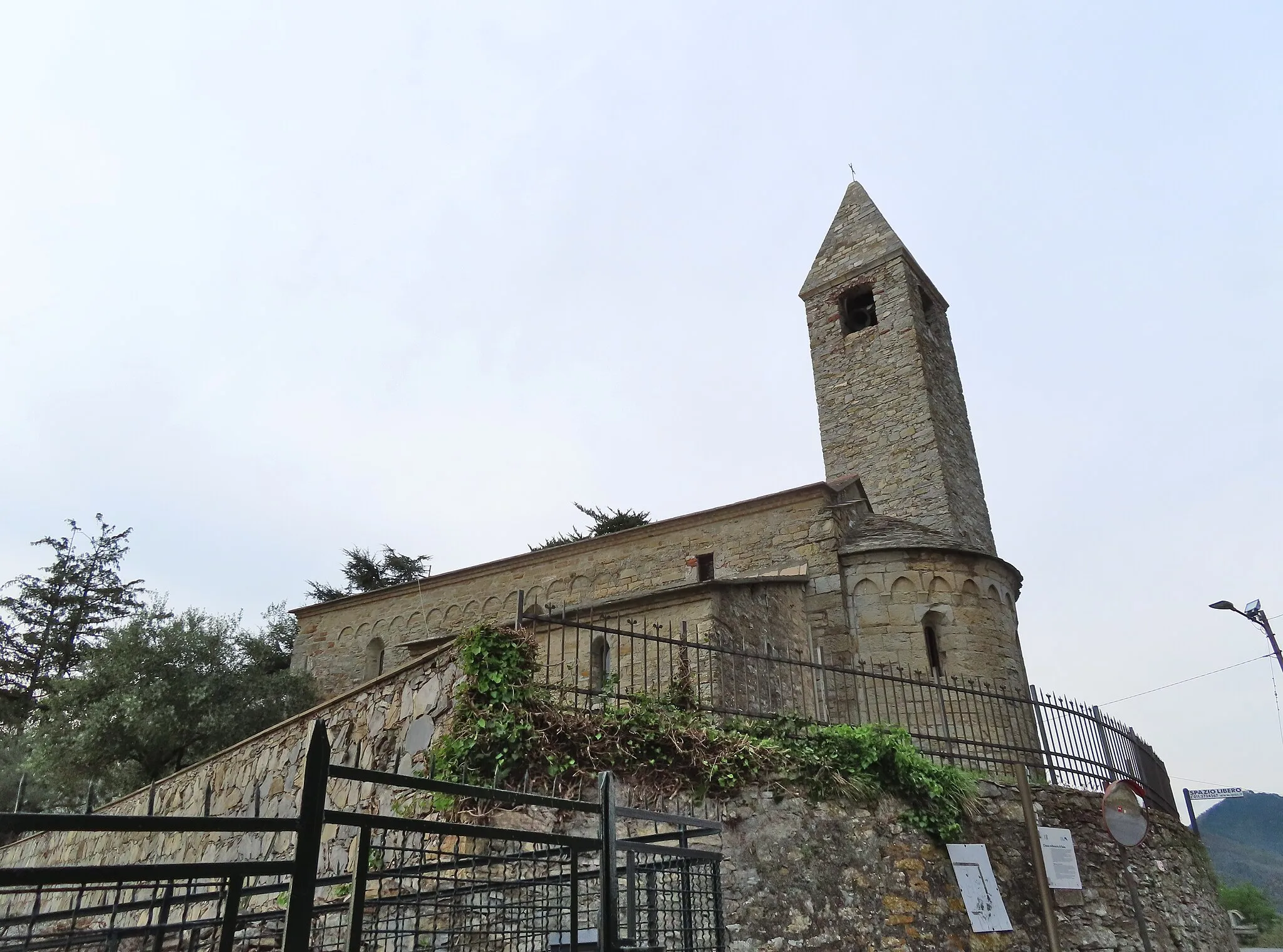 Photo showing: Abside e lato sud della chiesa Millenaria