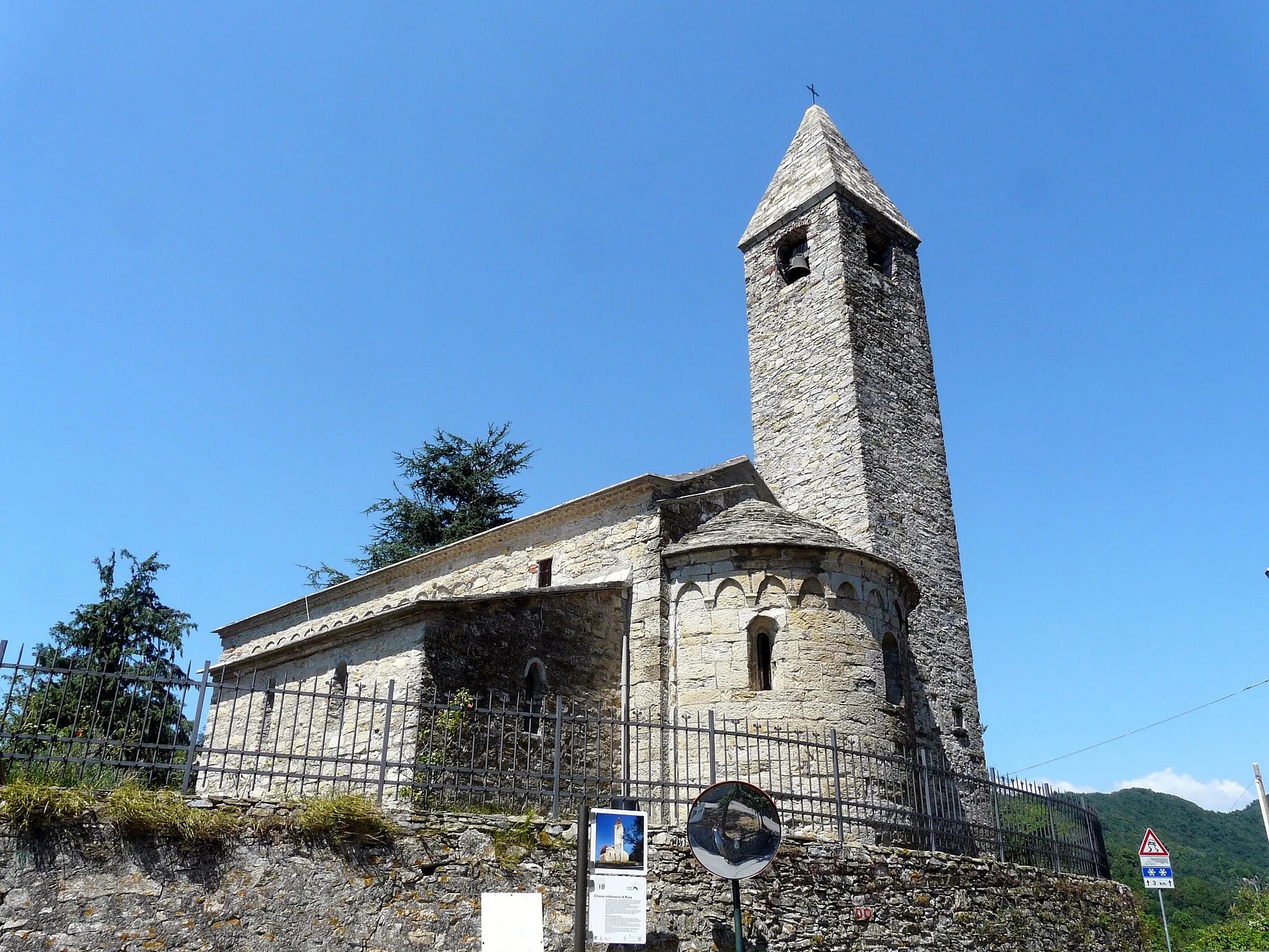 Photo showing: Serie di immagini esterne della chiesa millenaria di Ruta, Camogli, Liguria, Italia