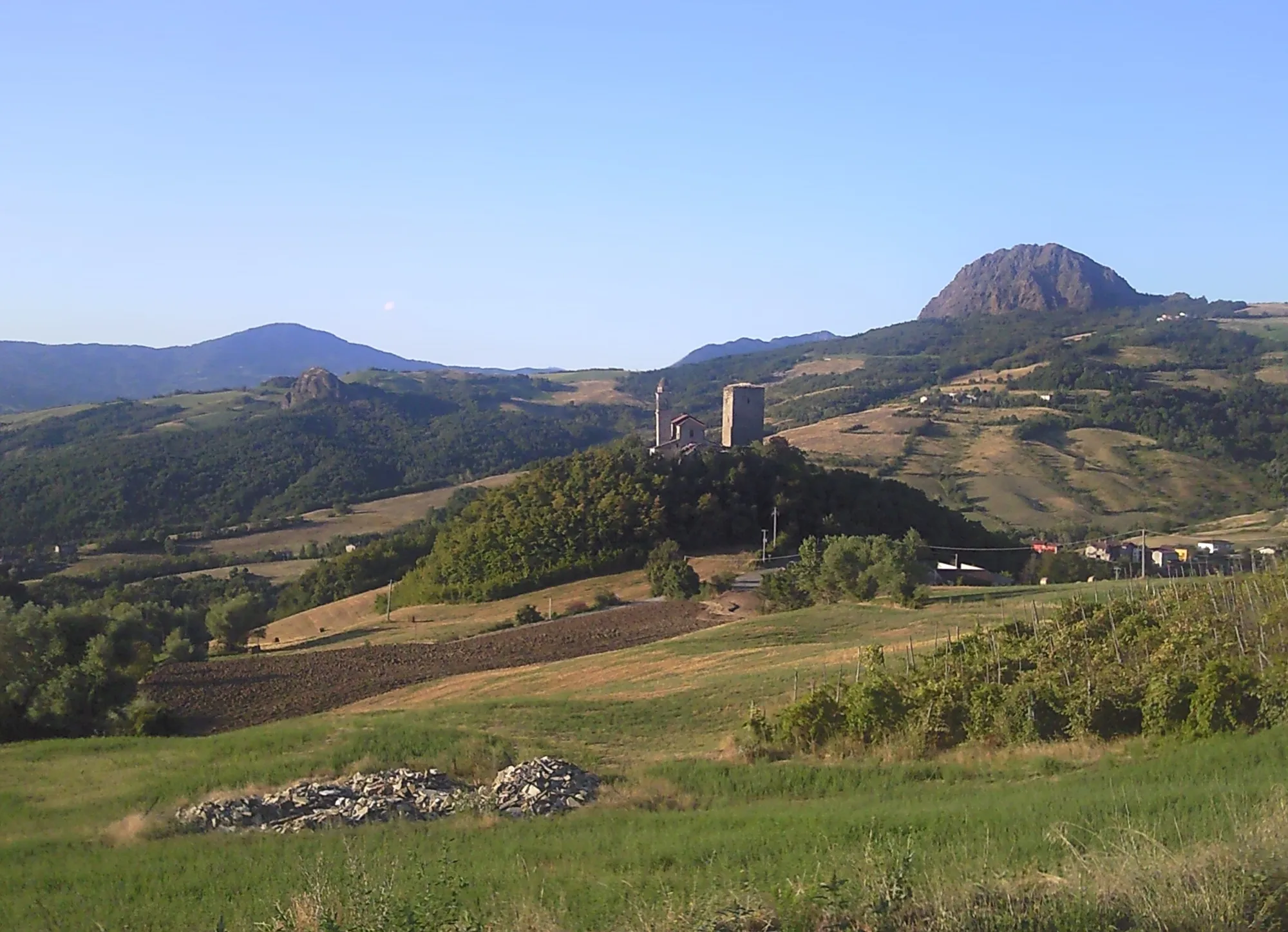 Photo showing: Torrione e chiesa di Bobbiano dai pressi di Bergonzi