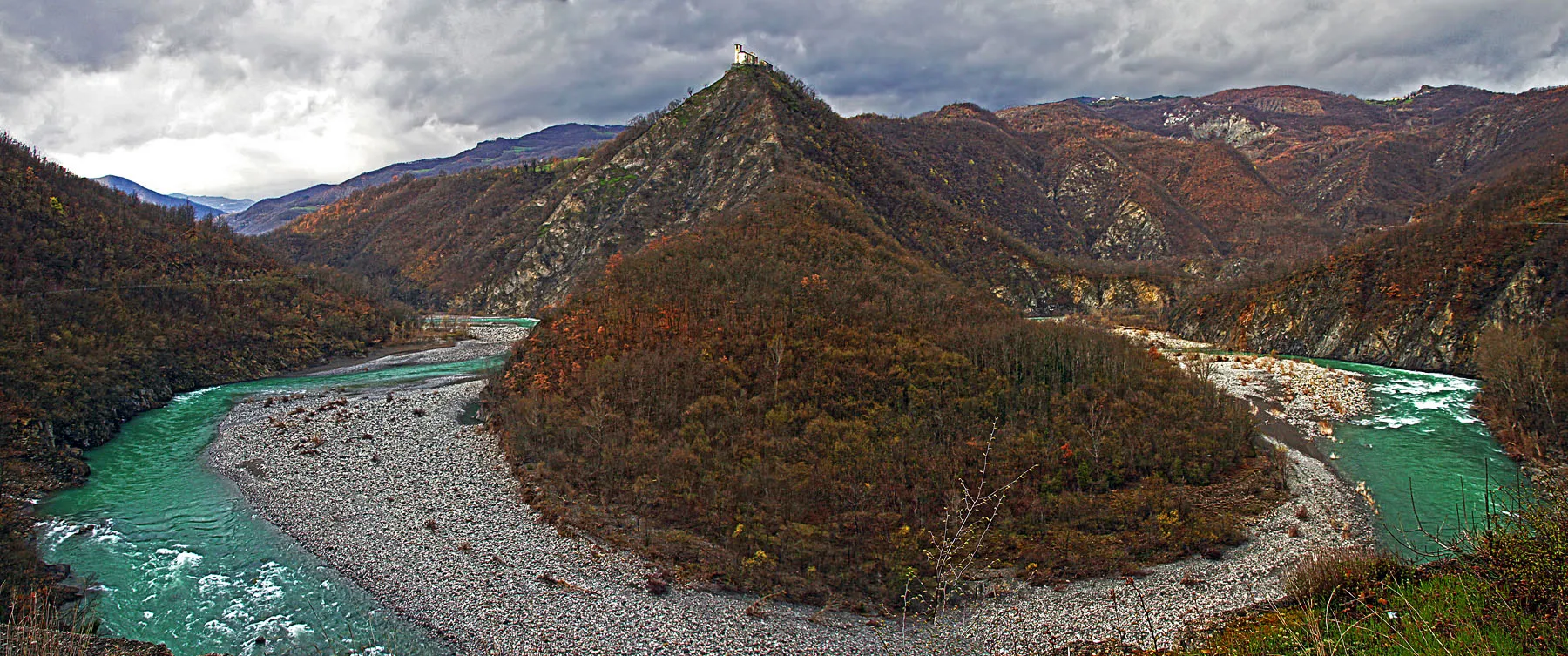 Photo showing: Trebbia river meander and Brugnello.