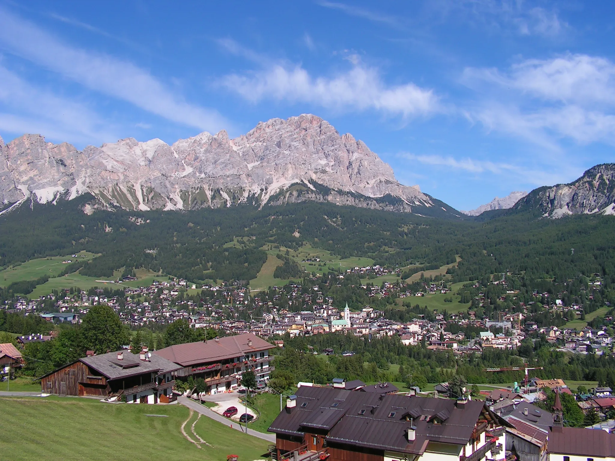 Photo showing: A view of Cortina d'Ampezzo. In the background the Monte Cristallo (3216 metres) with the Tre Croci Pass.