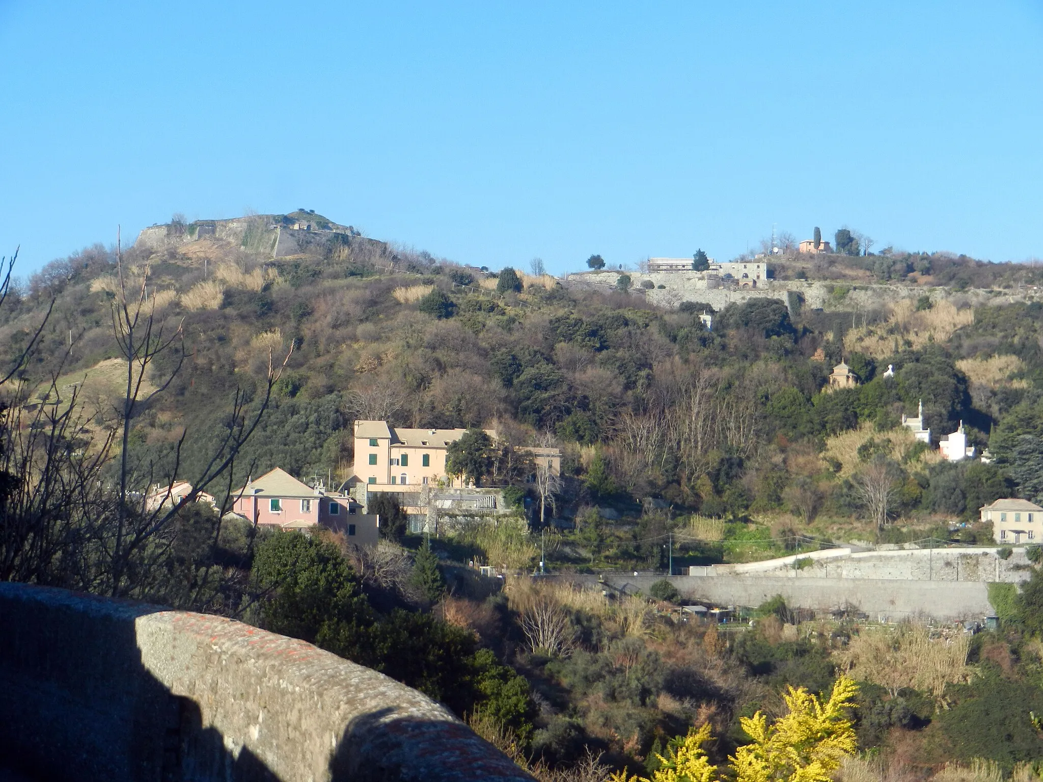 Photo showing: Fortresses of Genoa (Italy), Fort Tenaglia seen from Promontorio