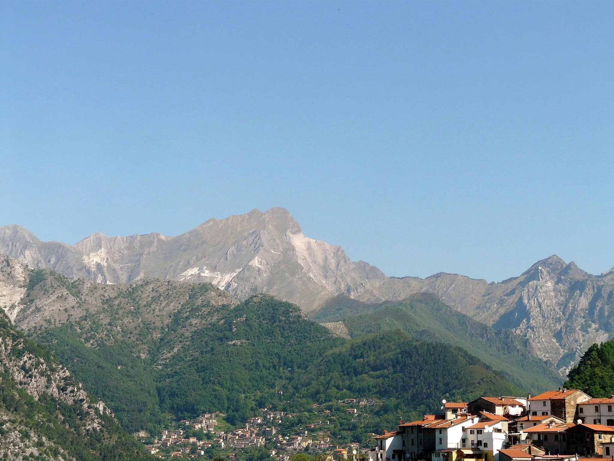 Photo showing: Panorama delle catena delle Alpi Apuane presso Altagnana, Massa, Toscana, Italia