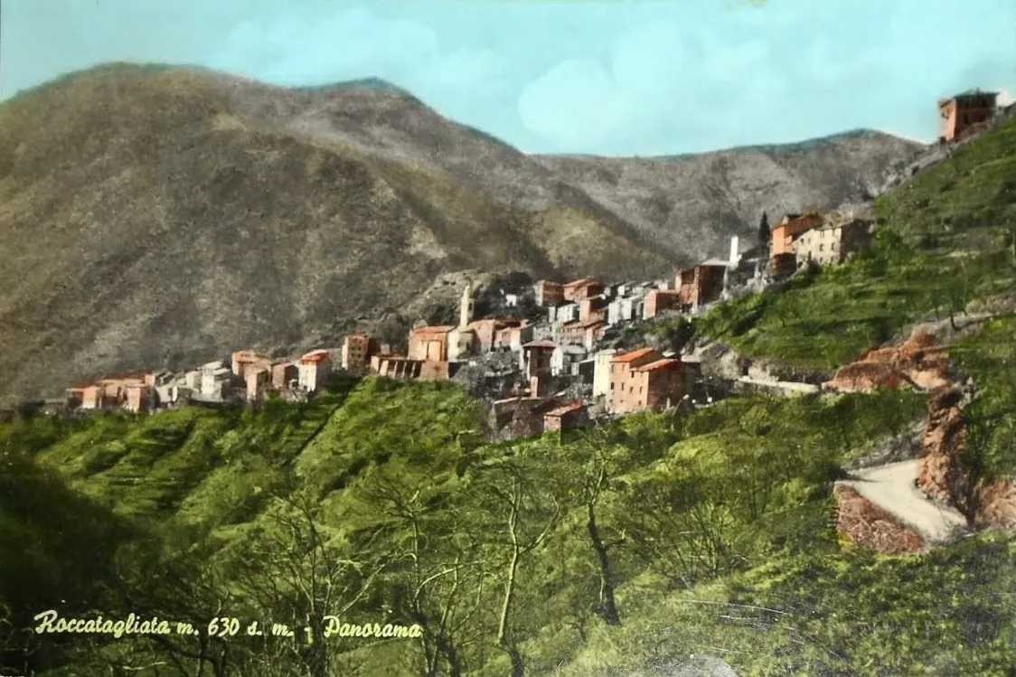 Photo showing: Panorama della frazione di Roccatagliata, Neirone, Liguria, Italia. Cartolina postale, 1968.
