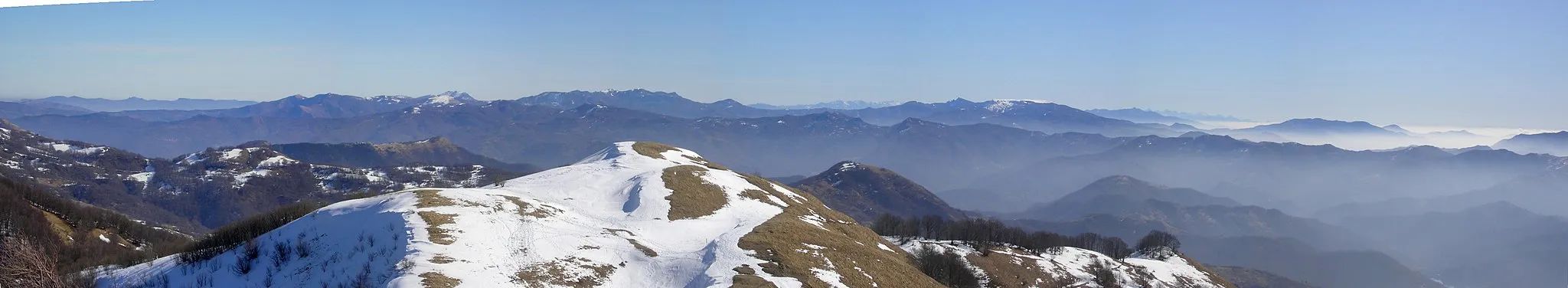 Photo showing: Monte Antola visto da Est: Monte Bue, ... Monte Zatta ...