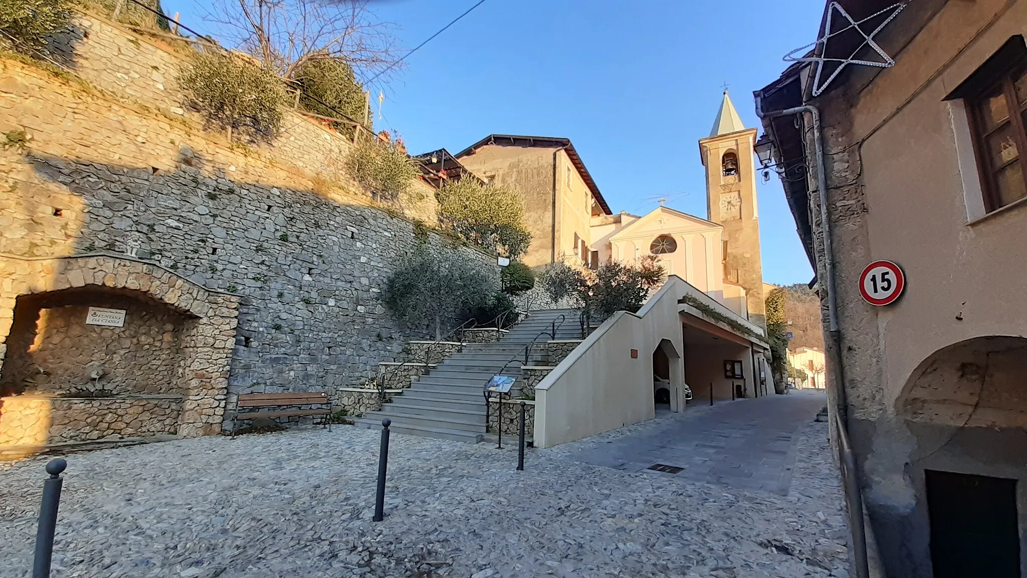 Photo showing: Veserxe (Castreveiu), Vista da Ciassa, cu-a gêxa paruchiàle e a funtana